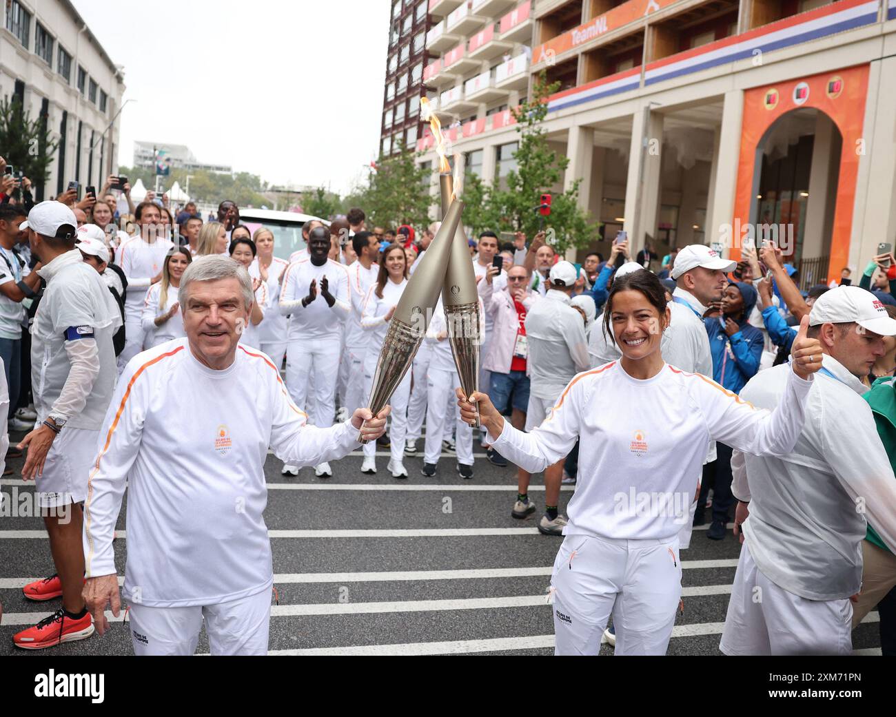 Paris, Frankreich. Juli 2024. Der Präsident des Internationalen Olympischen Komitees (IOC) Thomas Bach (Front, L) und der französische Handballspieler Cleopatre Darleux (Front, R) nehmen am 26. Juli 2024 im Olympischen Dorf in Paris Teil. Quelle: Jia Haocheng/POOL/Xinhua/Alamy Live News Stockfoto