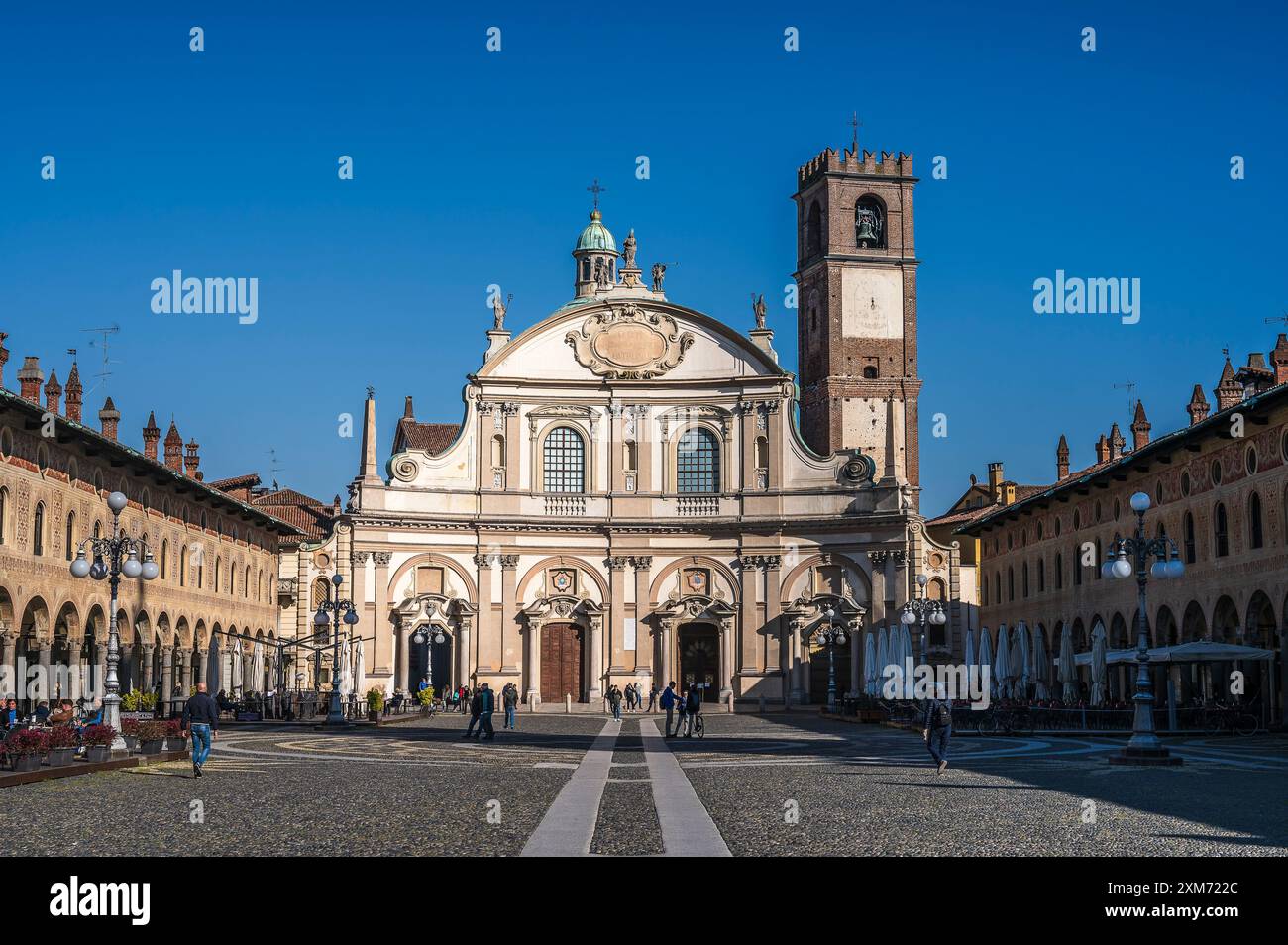 Piazza Ducale mit Kathedrale von Vigevano Cattedrale di Sant&#39;Ambrogio am Ende des Platzes, Vigevano, Provinz Pavia, Lombardei, Italien, Euro Stockfoto