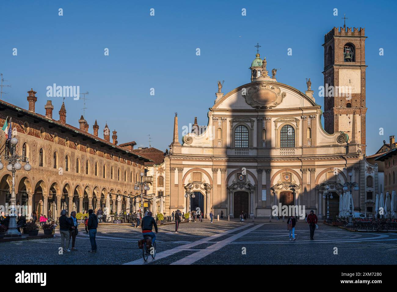 Piazza Ducale mit Kathedrale Vigevanono Cattedrale di Sant&#39;Ambrogio am Ende des Platzes, Vigevano, Provinz Pavia, Lombardei, Italien, Eur Stockfoto