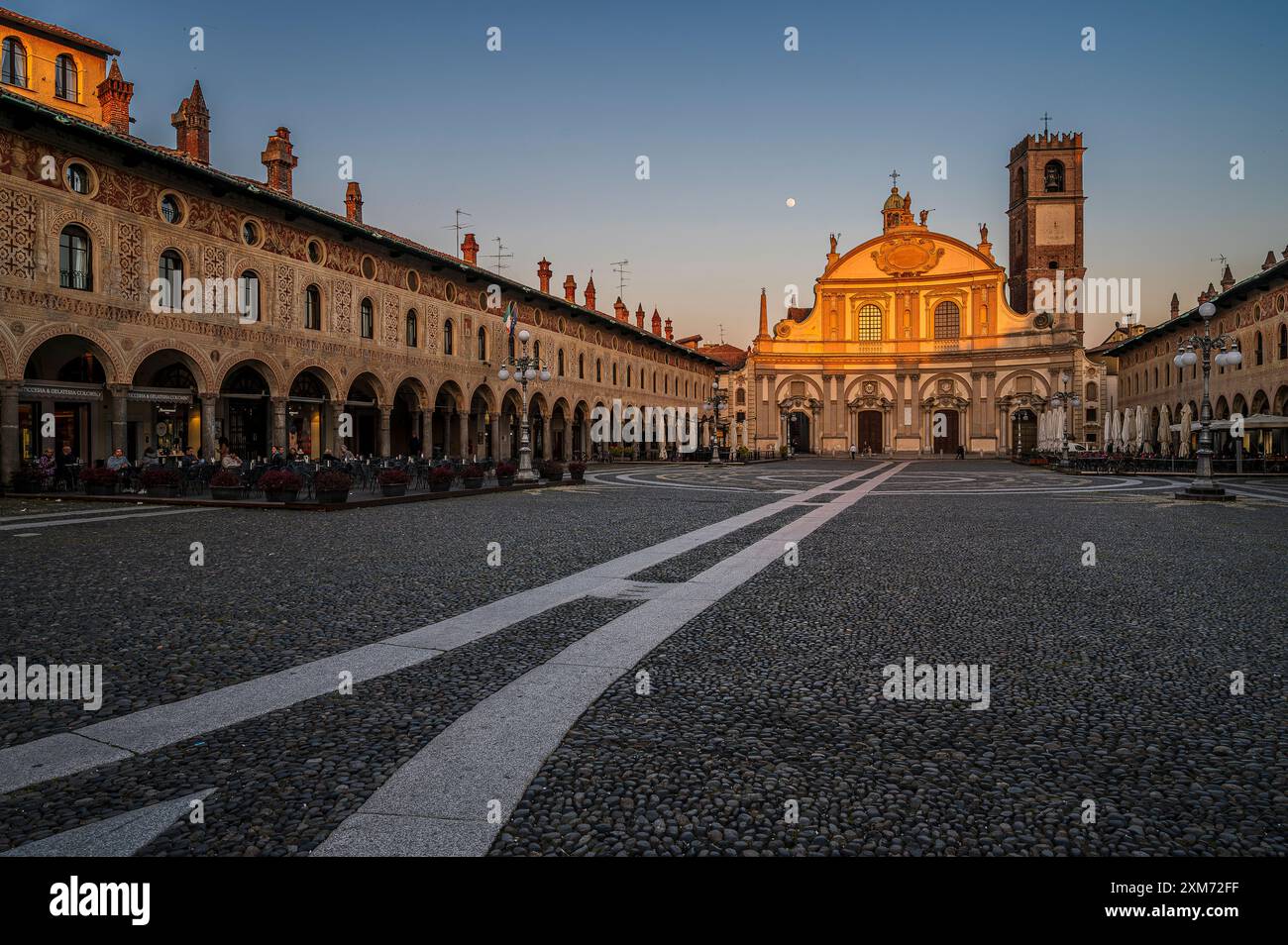 Piazza Ducale mit Kathedrale Vigevanono Cattedrale di Sant&#39;Ambrogio am Ende des Platzes, Vigevano, Provinz Pavia, Lombardei, Italien, Eur Stockfoto