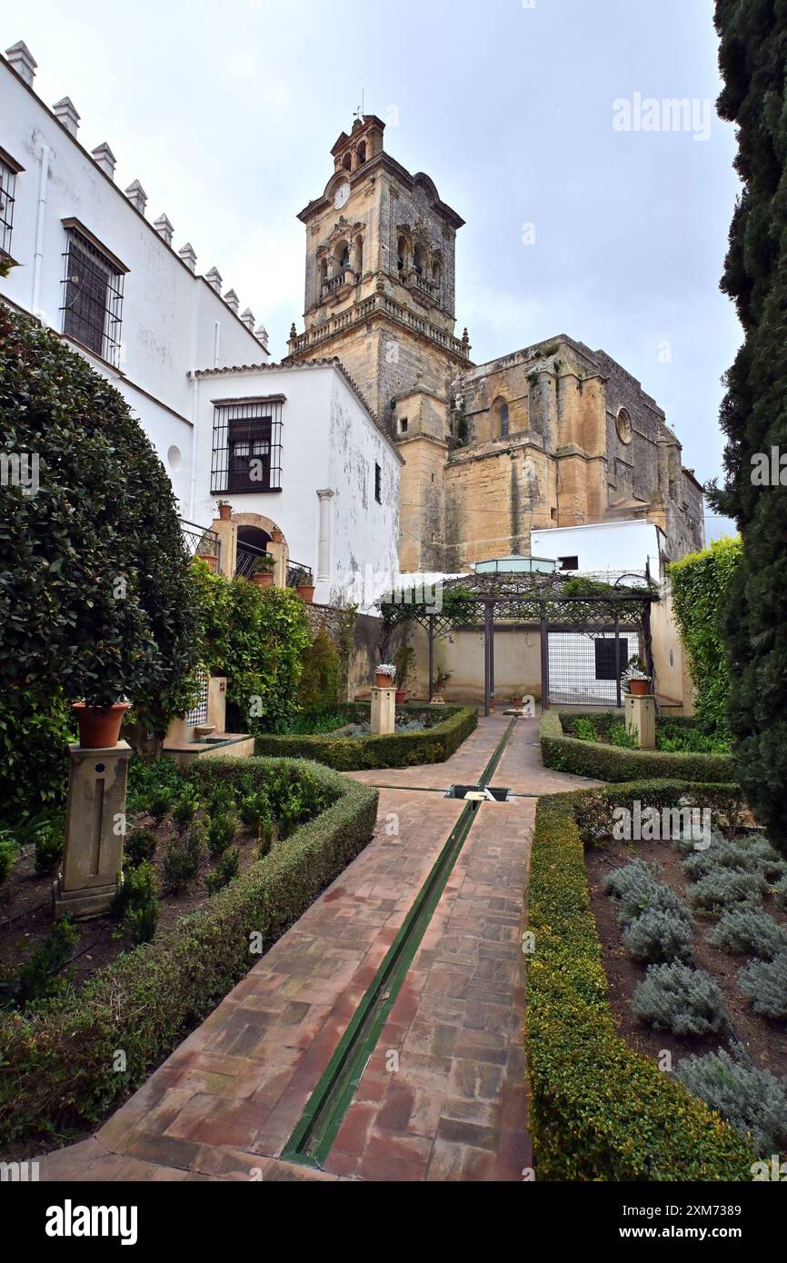 An der Iglesia de San Pedro und dem Rathaus, Arcos de la Frontera auf der Route der weißen Dörfer, Andalusien, Spanien Stockfoto