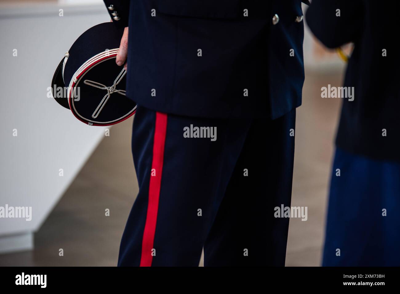 FRANKREICH-POLITIK-SPORT-OLY Kleidung und Symbole französischer Zollbeamter im Zollamt anlässlich des Besuchs des scheidenden Wirtschaftsministers Bruno Le Maire am Vorabend der Eröffnung der Olympischen Spiele. In Paris Am 25. Juli 2024. PARIS ILE-DE-FRANCE FRANKREICH URHEBERRECHT: XANDREAXSAVORANIXNERIX FRANCE-POLITICS-SPORT-OLY-ASN ASAVORANINERI-2 Stockfoto