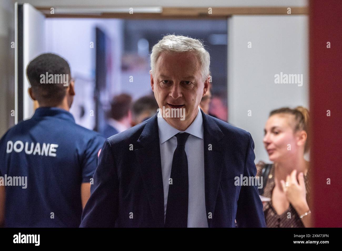 FRANKREICH-POLITIK-SPORT-OLY Wirtschaftsminister Bruno Le Maire besucht das Zollzentrum in Paris und lobt die außergewöhnlichen Anstrengungen, die die Zollbehörden am Vorabend der Olympischen Eröffnungszeremonie unternommen haben. In Paris Am 25. Juli 2024. PARIS ILE-DE-FRANCE FRANKREICH URHEBERRECHT: XANDREAXSAVORANIXNERIX FRANCE-POLITICS-SPORT-OLY-ASN ASAVORANINERI-59 Stockfoto