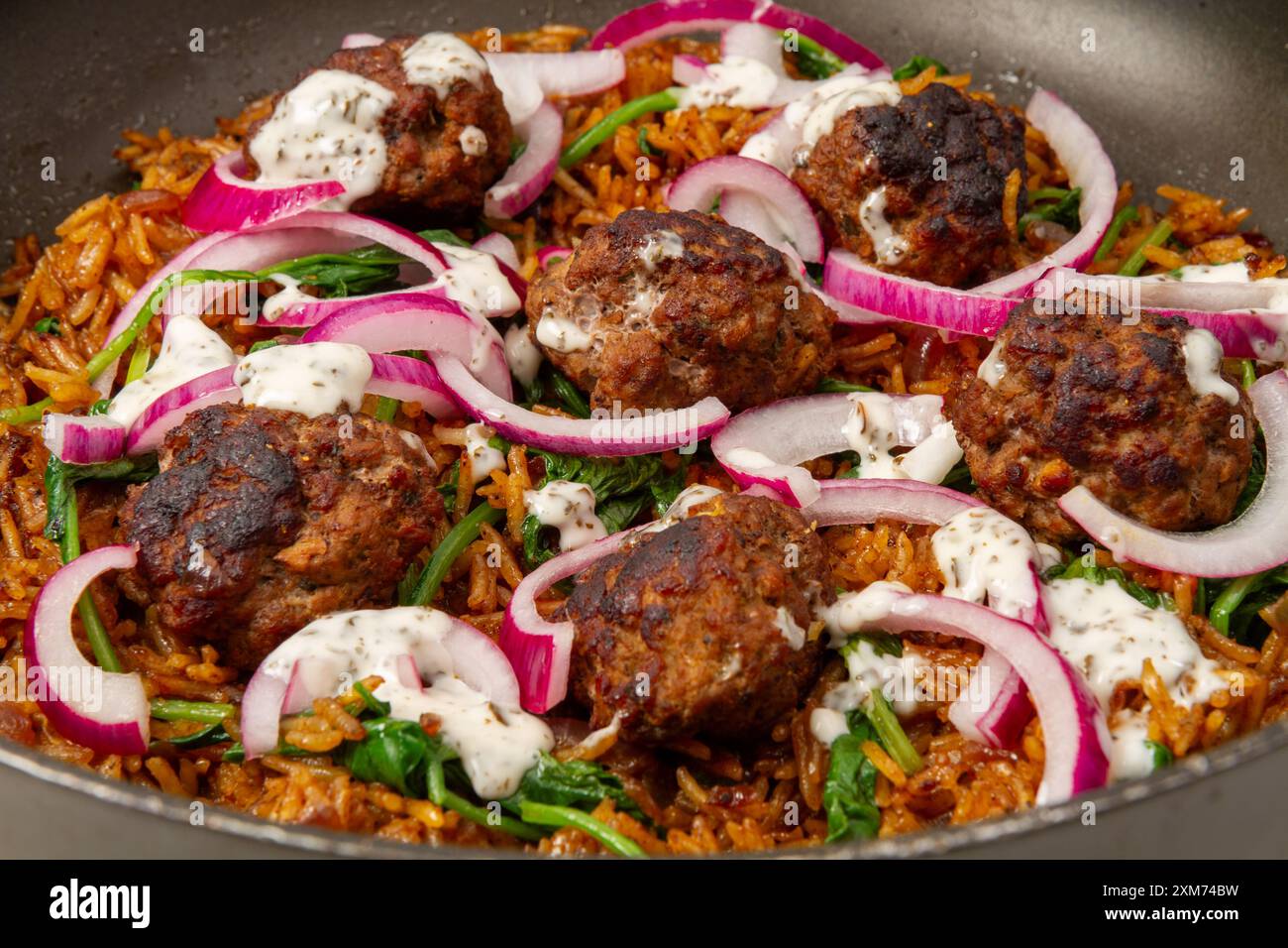Lammfleisch Biryani mit Minzmayo und eingelegten Zwiebeln Stockfoto