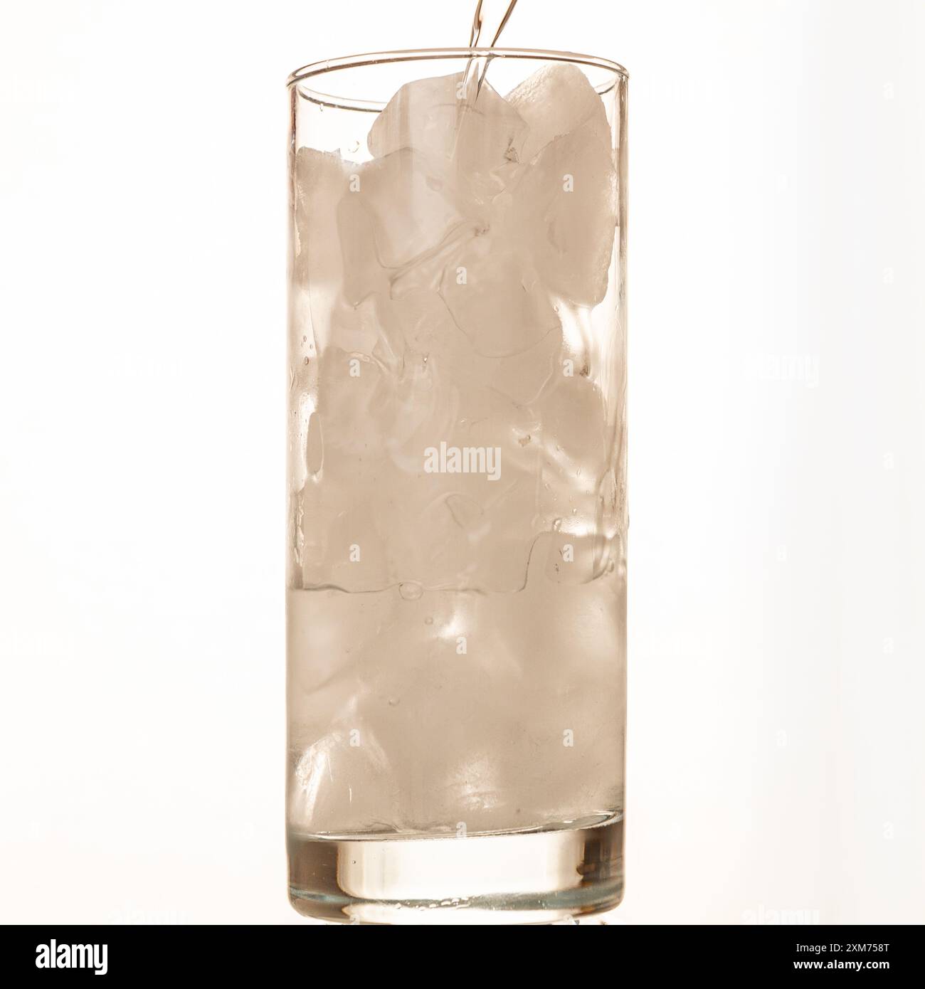 Wodka in hohem Glas über Eis gießen Stockfoto