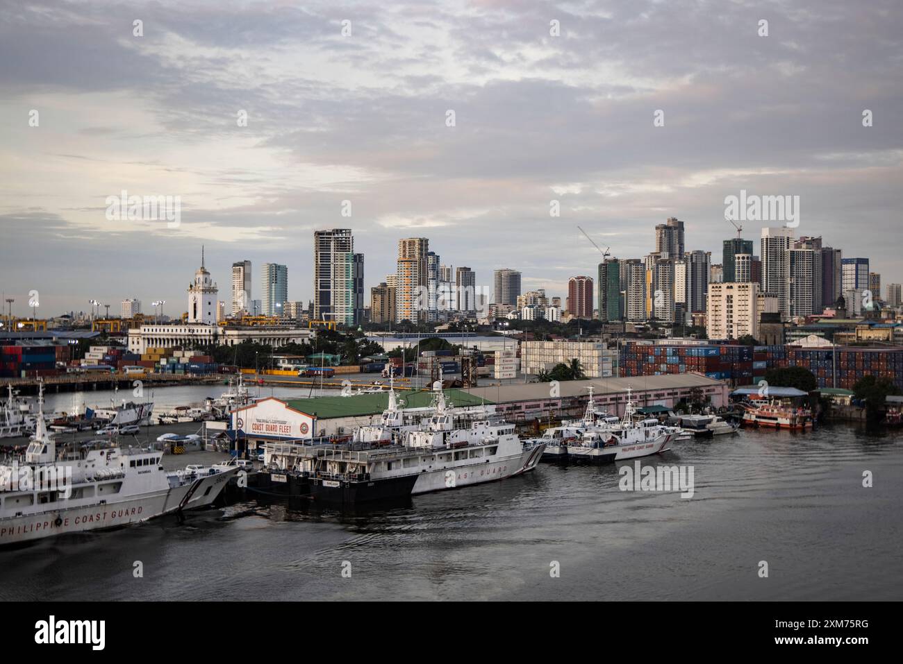Schiffe der philippinischen Küstenwache am Pier mit der Skyline der Stadt dahinter, Manila, National Capital Region, Philippinen Stockfoto