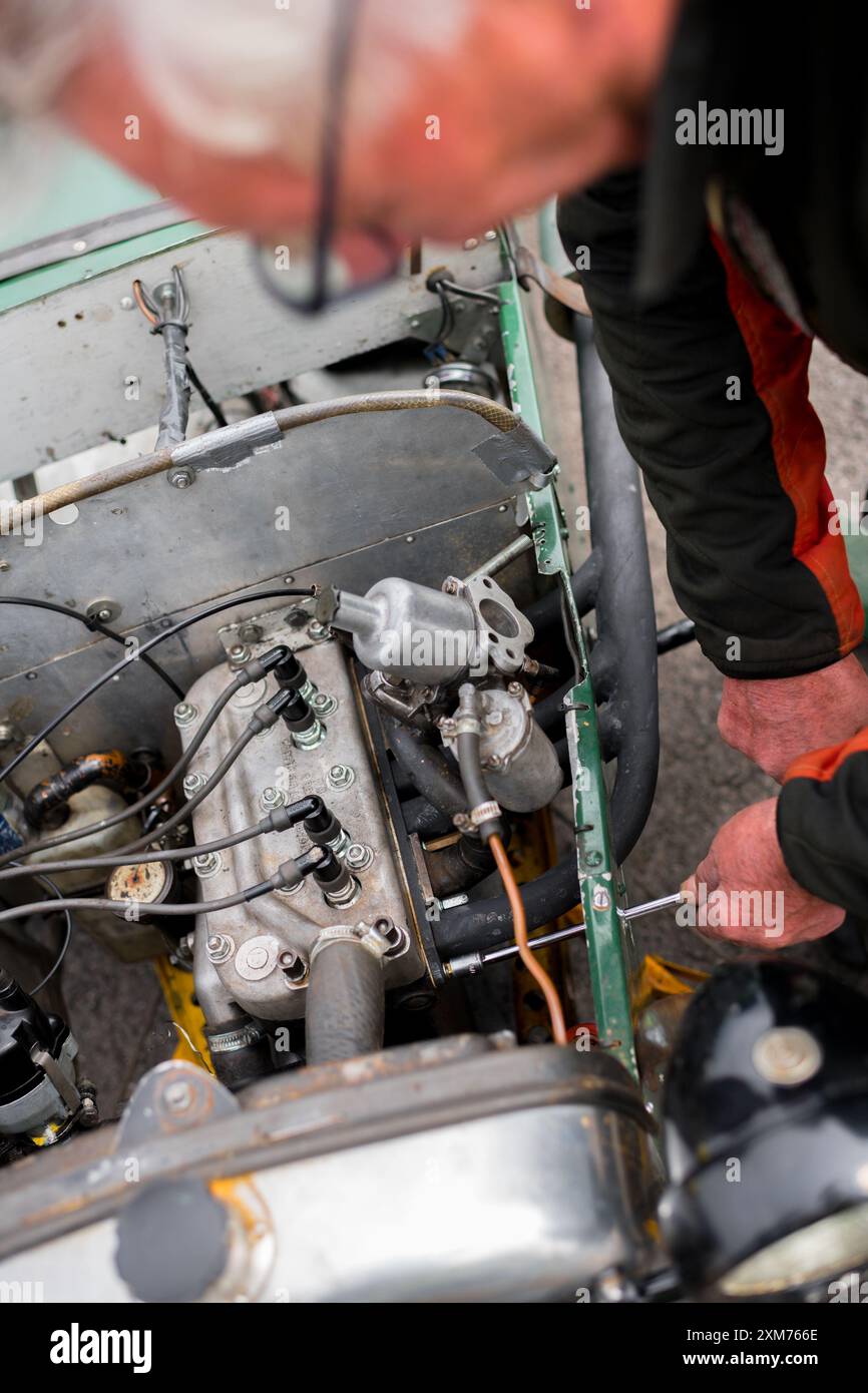 Das Mitglied des Vintage Sports Car Club (V.S.C.C.) betreute seine Austin 7 in der fünften Runde der SpeedTrials-Meisterschaft auf dem Blyton Circuit. Stockfoto