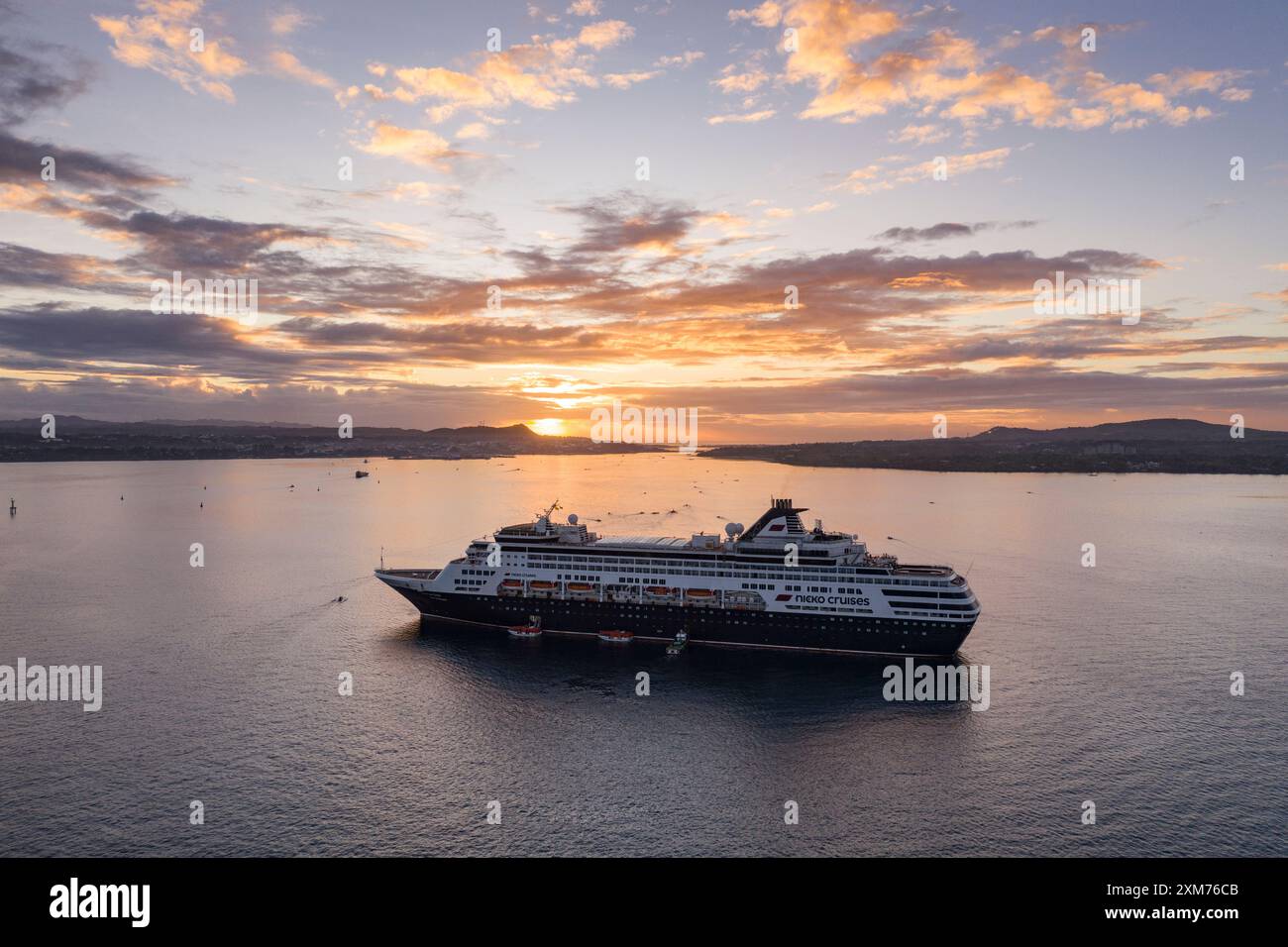 Aus der Vogelperspektive des Kreuzfahrtschiffs Vasco da Gama (nicko-Kreuzfahrten) und der Küste bei Sonnenaufgang, Tagbilaran, Bohol, Philippinen Stockfoto