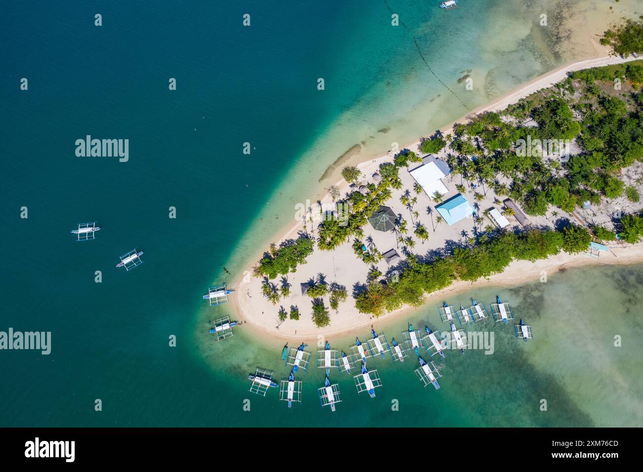 Luftaufnahmen von Bangka Outrigger Kanutouren-Booten auf Cowrie Island, Honda Bay, in der Nähe von Puerto Princesa, Palawan, Philippinen Stockfoto