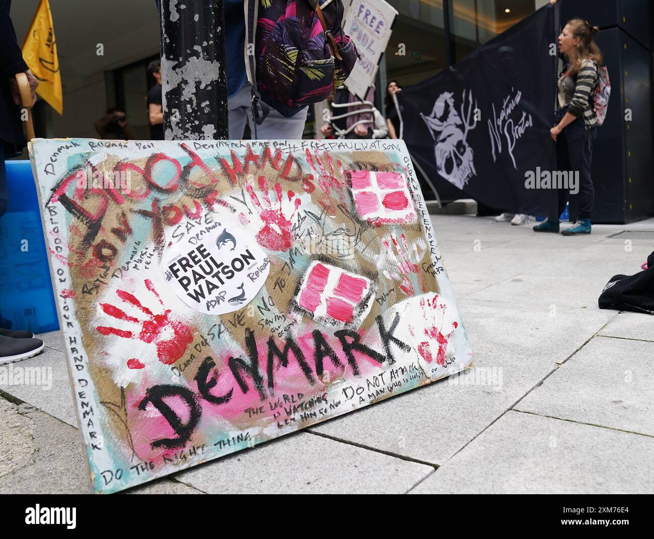 Menschen nehmen an einem Protest vor der dänischen Botschaft in Dublin Teil, der die Freilassung des alten Umweltaktivisten und Walfangbekämpfers Paul Watson fordert, der in Nuuk, Grönland, wegen eines internationalen Haftbefehls Japans inhaftiert wurde. Bilddatum: Freitag, 26. Juli 2024. Stockfoto