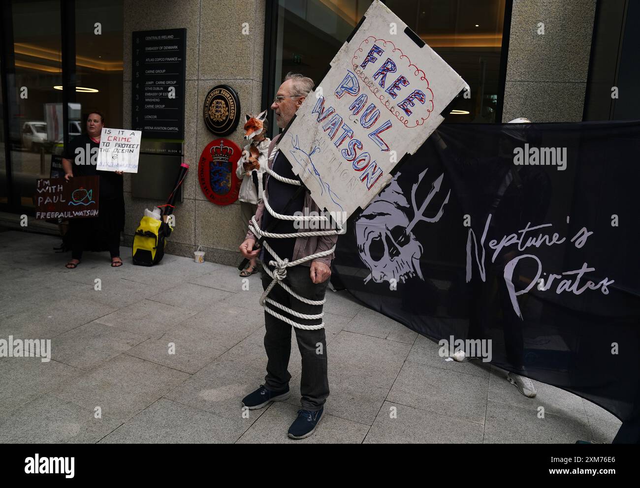 Menschen nehmen an einem Protest vor der dänischen Botschaft in Dublin Teil, der die Freilassung des alten Umweltaktivisten und Walfangbekämpfers Paul Watson fordert, der in Nuuk, Grönland, wegen eines internationalen Haftbefehls Japans inhaftiert wurde. Bilddatum: Freitag, 26. Juli 2024. Stockfoto