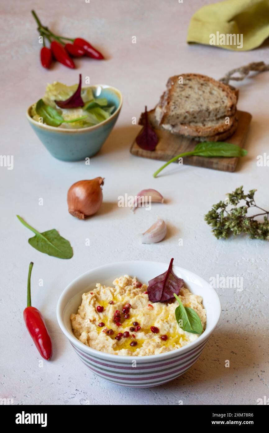 Kichererbsen- und Pfeffererbsen-Hummus mit Tahini Stockfoto