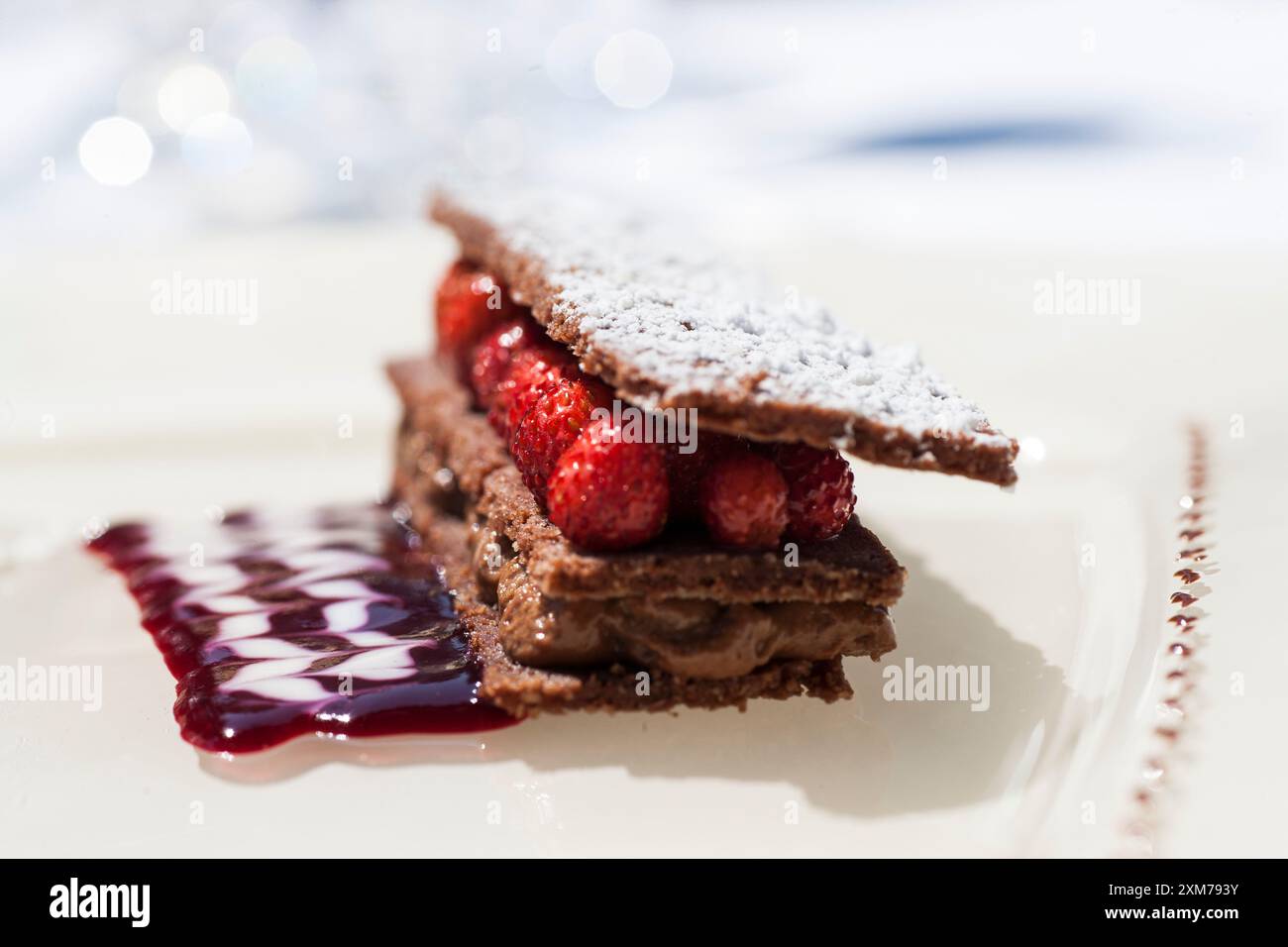 Schokoladeneis-Sandwich mit wilden Erdbeeren Stockfoto