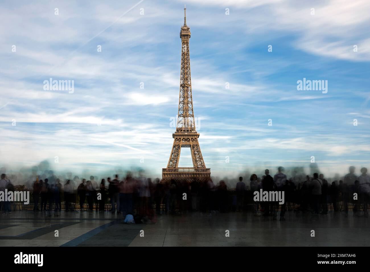 Eine Menge Touristen beobachtet den Eiffelturm vom Aussichtspunkt Trocadero in Paris, Frankreich. Stockfoto