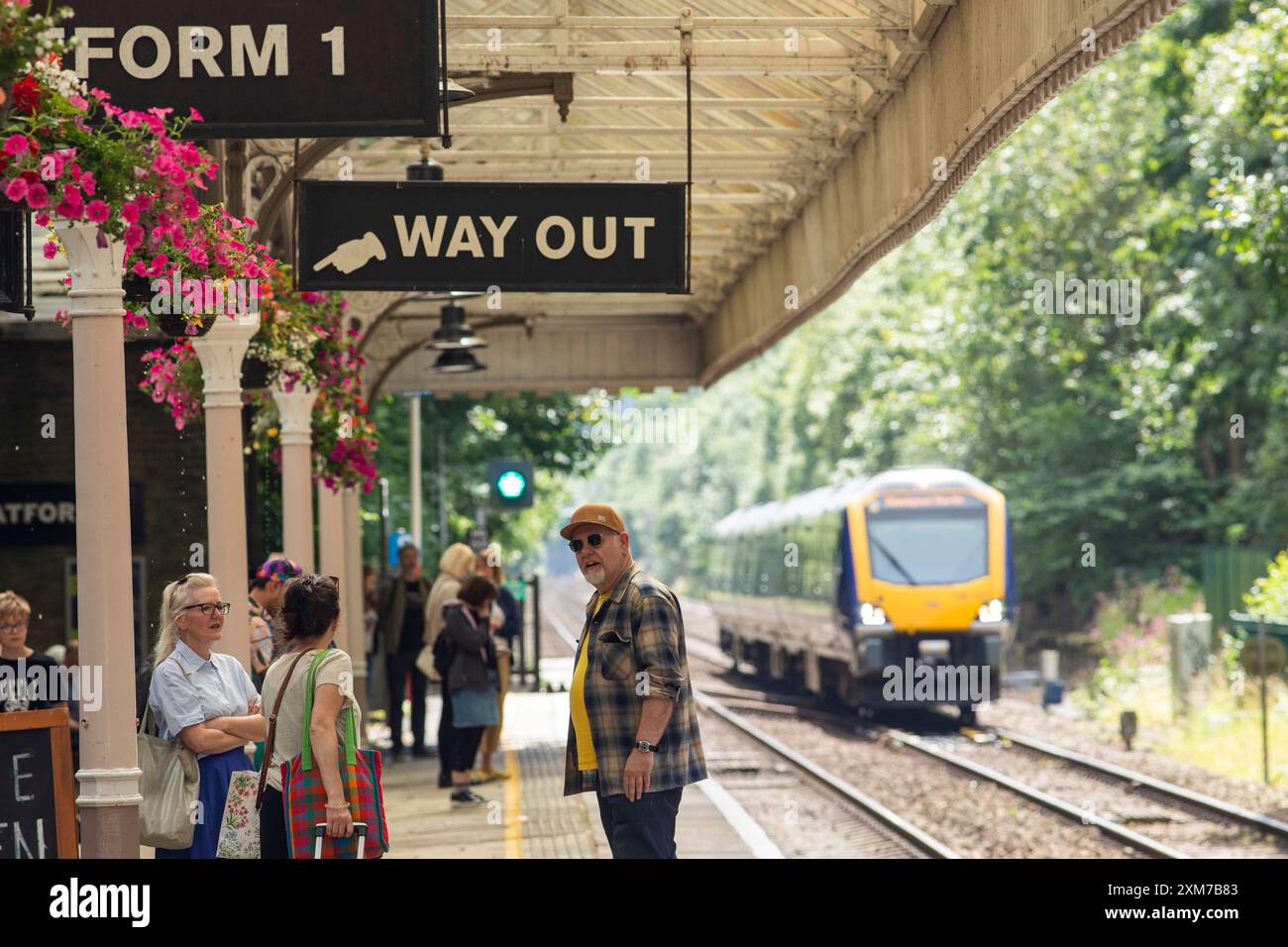 Der Bahnhof Hebden Bridge dient der Stadt Hebden Bridge in West Yorkshire, England. Der Bahnhof befindet sich an der Calder Valley Line, die seit April 2016 von Northern betrieben wird, von York und Leeds in Richtung Manchester Victoria und Preston. Die heutigen Gebäude stammen aus dem Jahr 1893, der Bau begann 1891.[3] zu diesem Zeitpunkt gab es neben dem Bahnhof einen Güterbahnhof. Der Bahnhof wurde 1966 geschlossen und ist heute ein Parkplatz. 1997 wurde der Bahnhof renoviert und Schilder im ursprünglichen Stil der Lancashire and Yorkshire Railway installiert. Quelle: Windmill Images/Alamy Live News Stockfoto