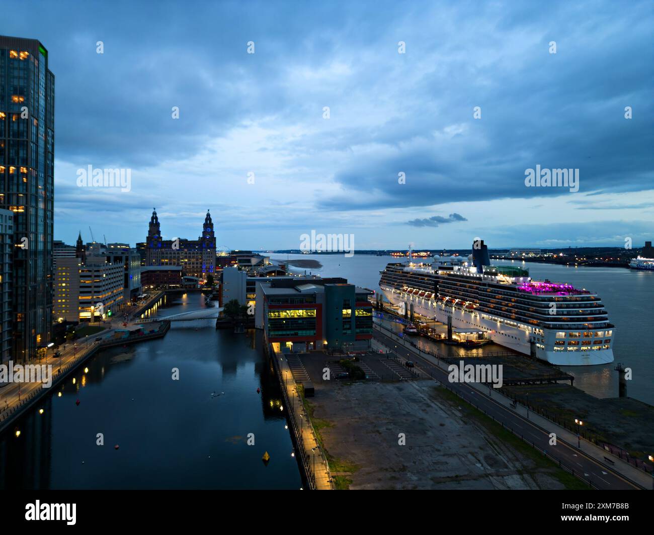 Aus der Vogelperspektive entlang des Princes Dock Liverpool in Richtung Liver Building mit dem P&O Kreuzfahrtschiff Arcadia, das am Kreuzfahrtterminal ankert. Stockfoto