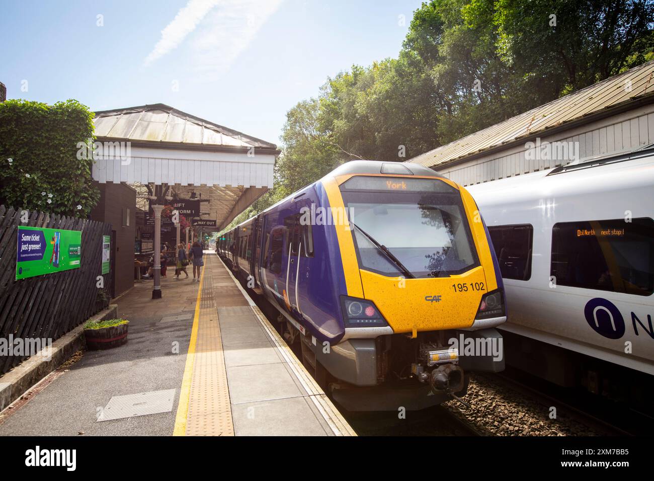 Der Bahnhof Hebden Bridge dient der Stadt Hebden Bridge in West Yorkshire, England. Der Bahnhof befindet sich an der Calder Valley Line, die seit April 2016 von Northern betrieben wird, von York und Leeds in Richtung Manchester Victoria und Preston. Die heutigen Gebäude stammen aus dem Jahr 1893, der Bau begann 1891.[3] zu diesem Zeitpunkt gab es neben dem Bahnhof einen Güterbahnhof. Der Bahnhof wurde 1966 geschlossen und ist heute ein Parkplatz. 1997 wurde der Bahnhof renoviert und Schilder im ursprünglichen Stil der Lancashire and Yorkshire Railway installiert. Quelle: Windmill Images/Alamy Live News Stockfoto