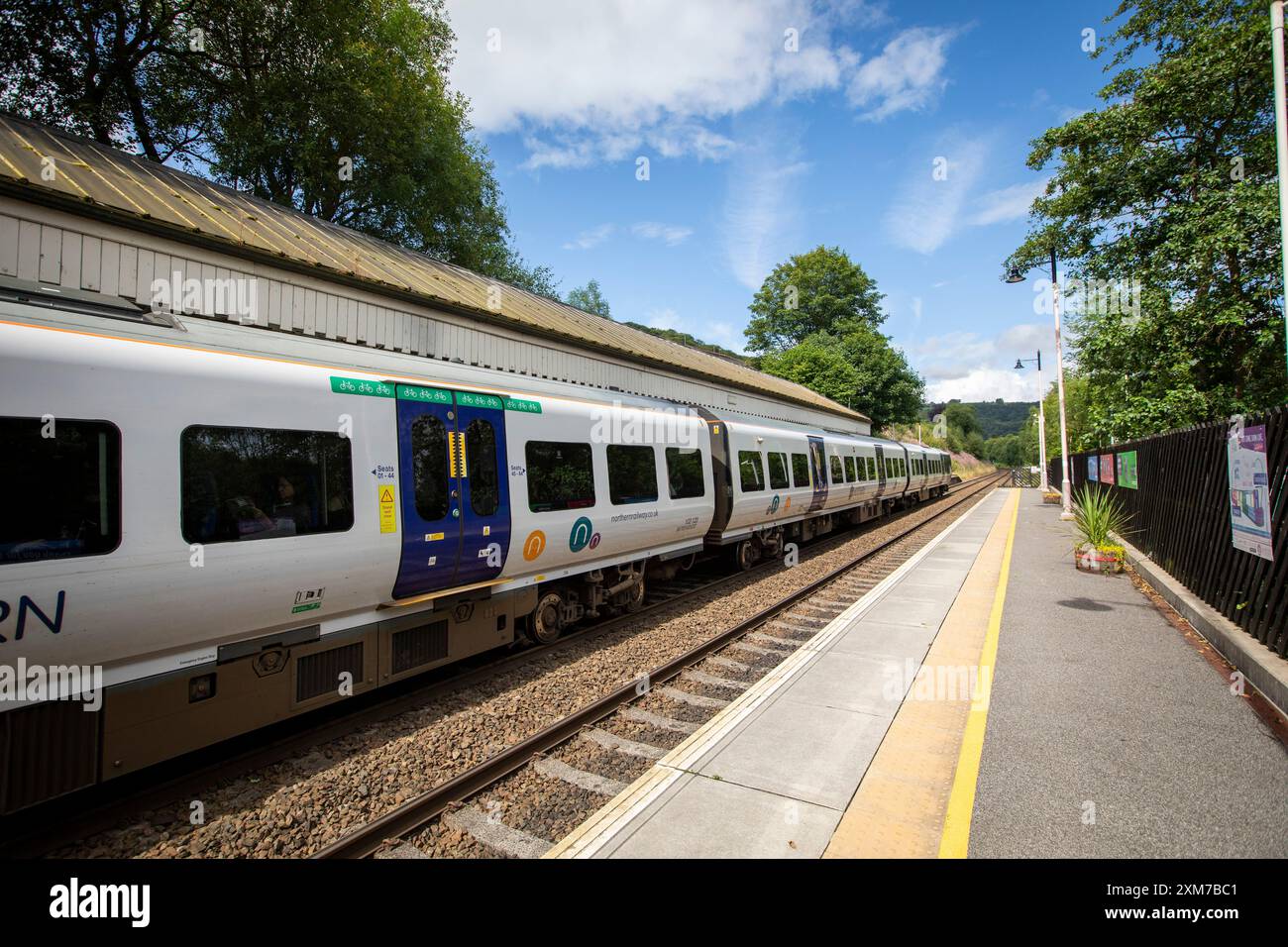 Der Bahnhof Hebden Bridge dient der Stadt Hebden Bridge in West Yorkshire, England. Der Bahnhof befindet sich an der Calder Valley Line, die seit April 2016 von Northern betrieben wird, von York und Leeds in Richtung Manchester Victoria und Preston. Die heutigen Gebäude stammen aus dem Jahr 1893, der Bau begann 1891.[3] zu diesem Zeitpunkt gab es neben dem Bahnhof einen Güterbahnhof. Der Bahnhof wurde 1966 geschlossen und ist heute ein Parkplatz. 1997 wurde der Bahnhof renoviert und Schilder im ursprünglichen Stil der Lancashire and Yorkshire Railway installiert. Quelle: Windmill Images/Alamy Live News Stockfoto