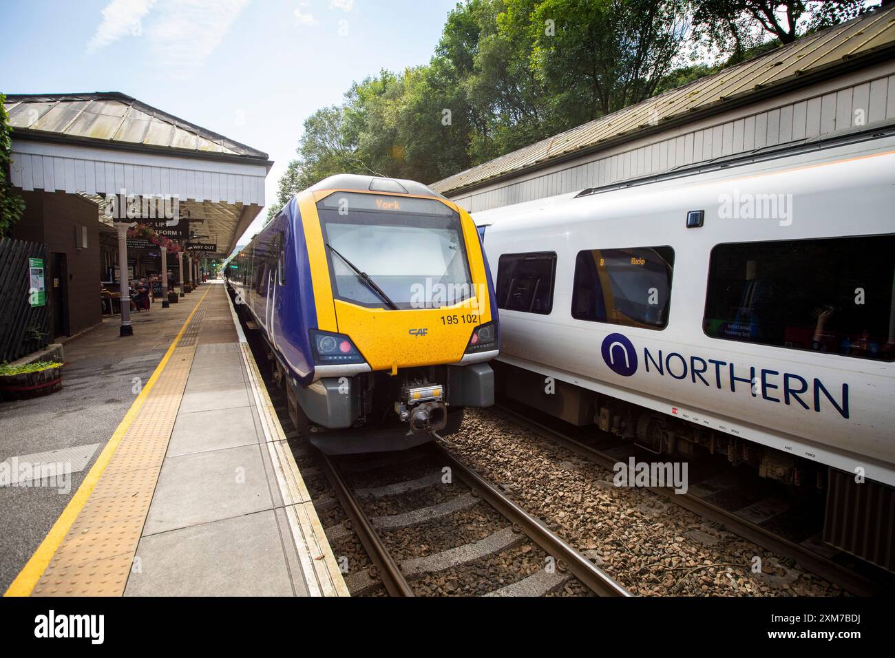 Der Bahnhof Hebden Bridge dient der Stadt Hebden Bridge in West Yorkshire, England. Der Bahnhof befindet sich an der Calder Valley Line, die seit April 2016 von Northern betrieben wird, von York und Leeds in Richtung Manchester Victoria und Preston. Die heutigen Gebäude stammen aus dem Jahr 1893, der Bau begann 1891.[3] zu diesem Zeitpunkt gab es neben dem Bahnhof einen Güterbahnhof. Der Bahnhof wurde 1966 geschlossen und ist heute ein Parkplatz. 1997 wurde der Bahnhof renoviert und Schilder im ursprünglichen Stil der Lancashire and Yorkshire Railway installiert. Quelle: Windmill Images/Alamy Live News Stockfoto