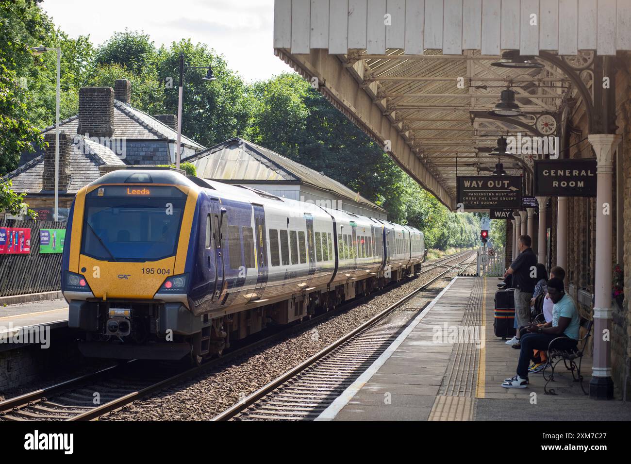 Der Bahnhof Hebden Bridge dient der Stadt Hebden Bridge in West Yorkshire, England. Der Bahnhof befindet sich an der Calder Valley Line, die seit April 2016 von Northern betrieben wird, von York und Leeds in Richtung Manchester Victoria und Preston. Die heutigen Gebäude stammen aus dem Jahr 1893, der Bau begann 1891.[3] zu diesem Zeitpunkt gab es neben dem Bahnhof einen Güterbahnhof. Der Bahnhof wurde 1966 geschlossen und ist heute ein Parkplatz. 1997 wurde der Bahnhof renoviert und Schilder im ursprünglichen Stil der Lancashire and Yorkshire Railway installiert. Quelle: Windmill Images/Alamy Live News Stockfoto