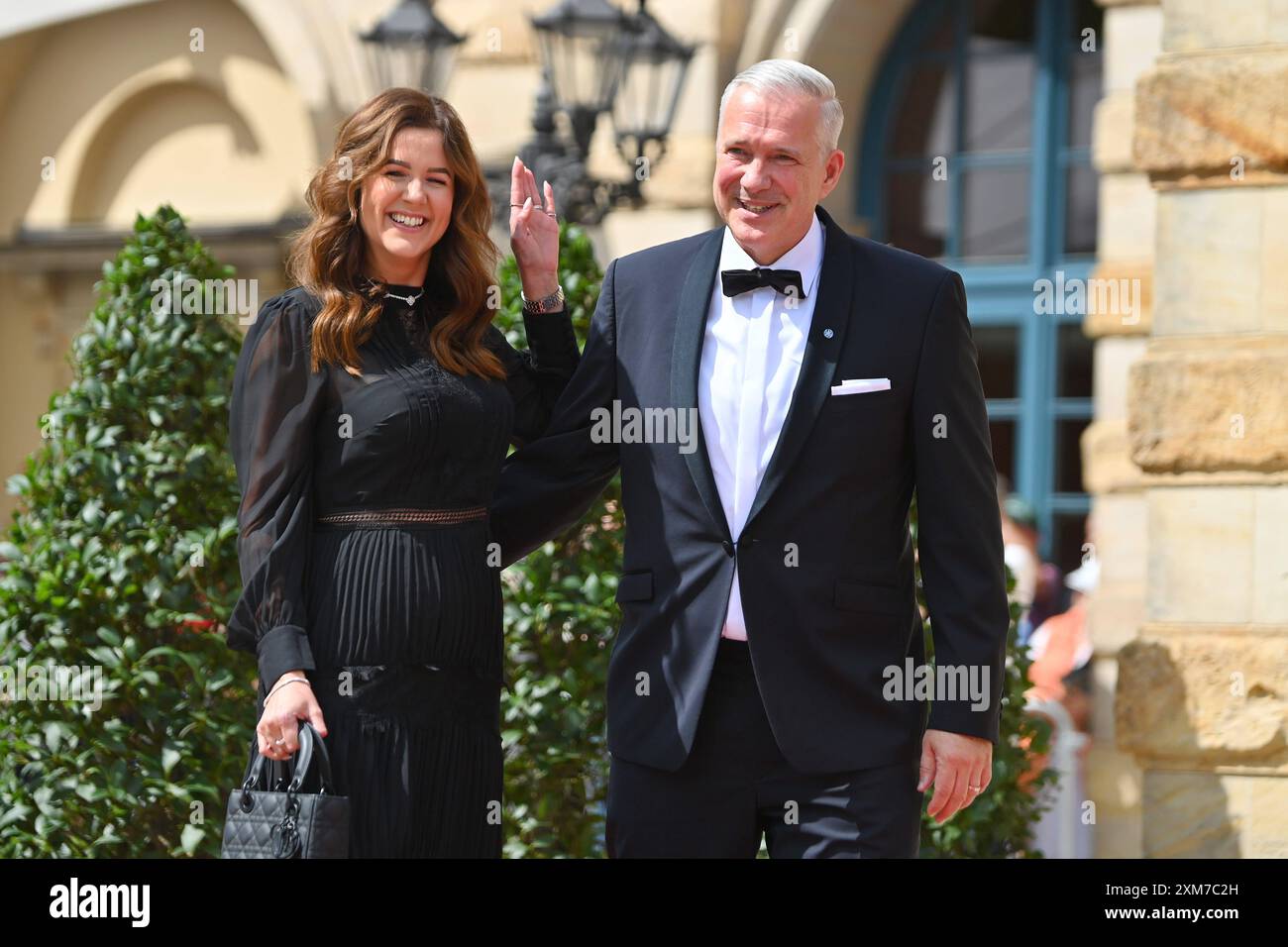 Sternekoch Alexander Herrmann mit Ehefrau Maxi Friedrichs. Eroeffnung der Bayreuther Richard Wagner Festspiele 2024 Roter Teppich am 25.07.2024. Gruener Huegel, *** Sternekoch Alexander Herrmann mit Frau Maxi Friedrichs Eröffnung des Bayreuther Richard-Wagner-Festivals 2024 Roter Teppich am 25 07 2024 Grueneer Huegel, Stockfoto