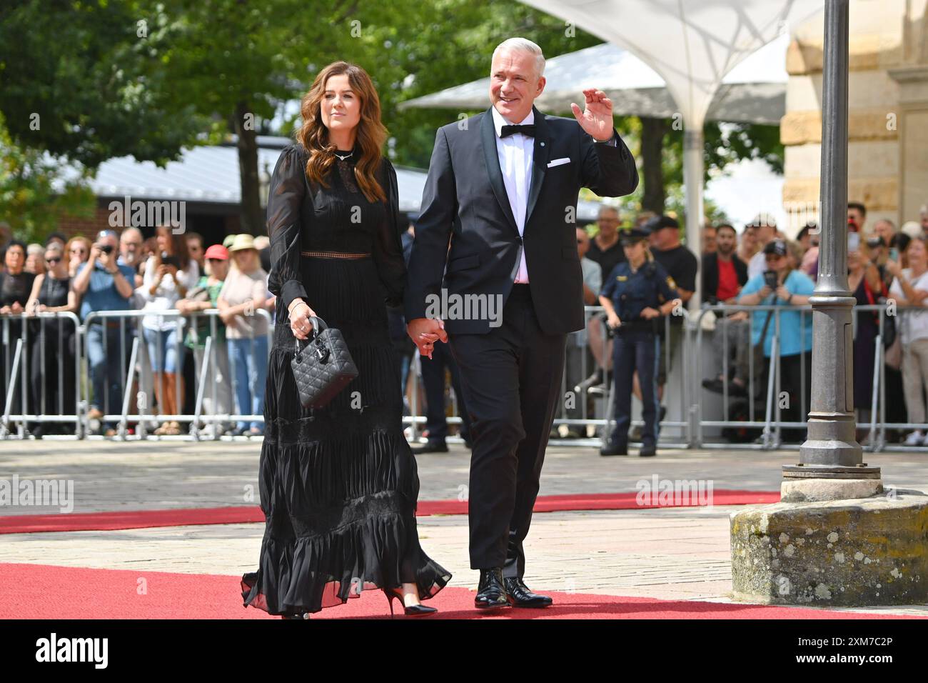 Sternekoch Alexander Herrmann mit Ehefrau Maxi Friedrichs. Eroeffnung der Bayreuther Richard Wagner Festspiele 2024 Roter Teppich am 25.07.2024. Gruener Huegel, *** Sternekoch Alexander Herrmann mit Frau Maxi Friedrichs Eröffnung des Bayreuther Richard-Wagner-Festivals 2024 Roter Teppich am 25 07 2024 Grueneer Huegel, Stockfoto