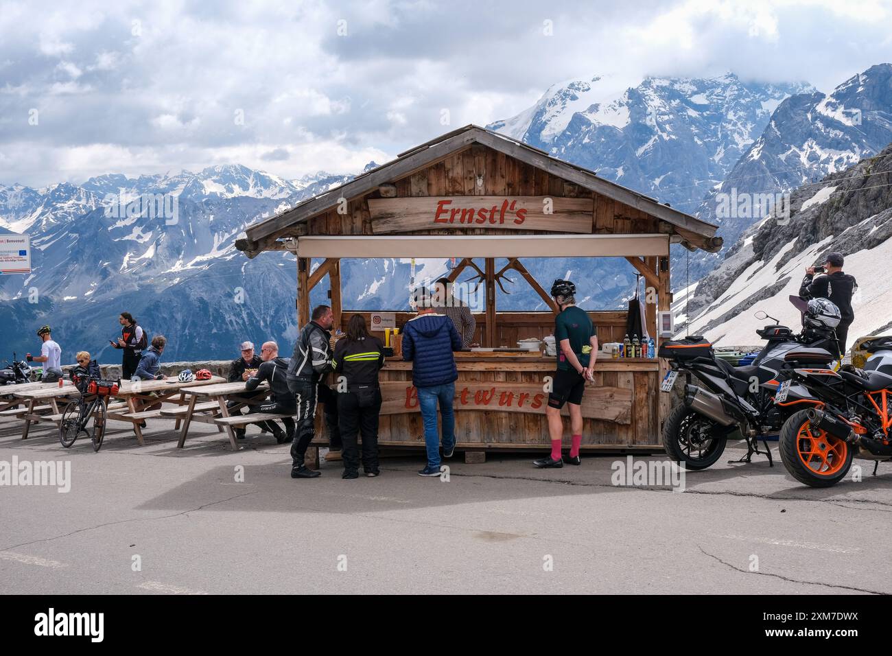 Stilfserjoch, Vinchgau, Südtirol, Italien - Stilfser Joch Passstraße, Ernstl's Bratwurst stehen am Gipfel der Passstraße, schneebedeckter Berg l Stockfoto