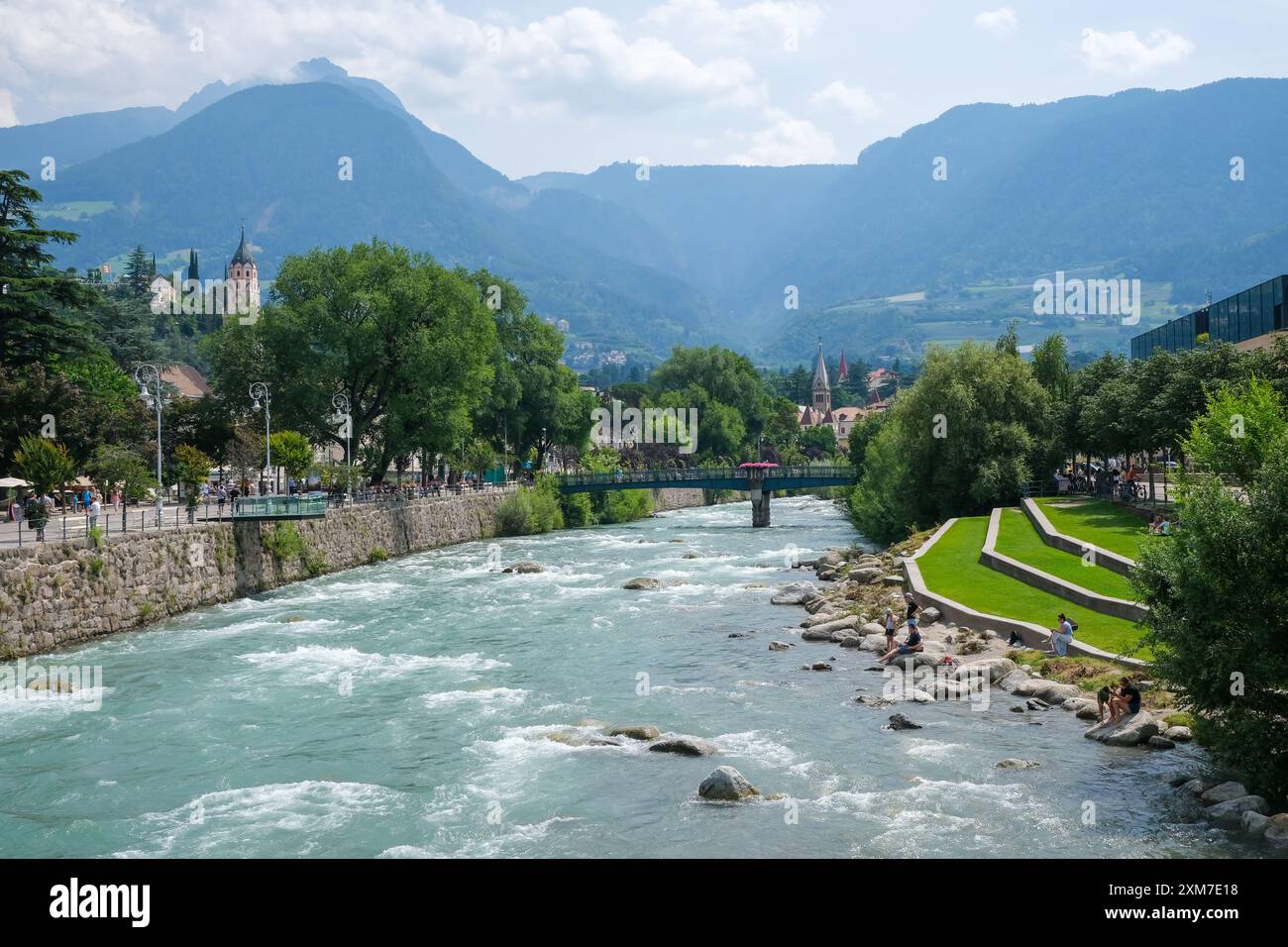 Meran, Südtirol, Italien - Passer-Terrassen an der Passer-Promenade im historischen Stadtzentrum. Kleiner grüner Bereich mit drei Litern Stockfoto