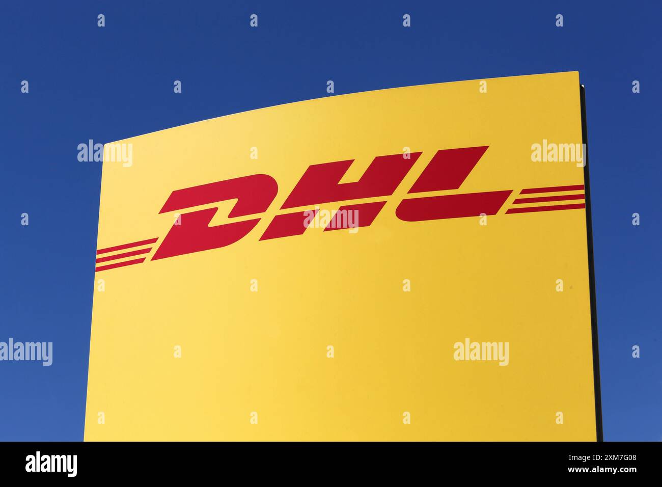 DHL-Logo auf einer Tafel. DHL Express ist ein Geschäftsbereich des deutschen Logistikunternehmens Deutsche Post DHL, der internationale Expressdienste anbietet Stockfoto