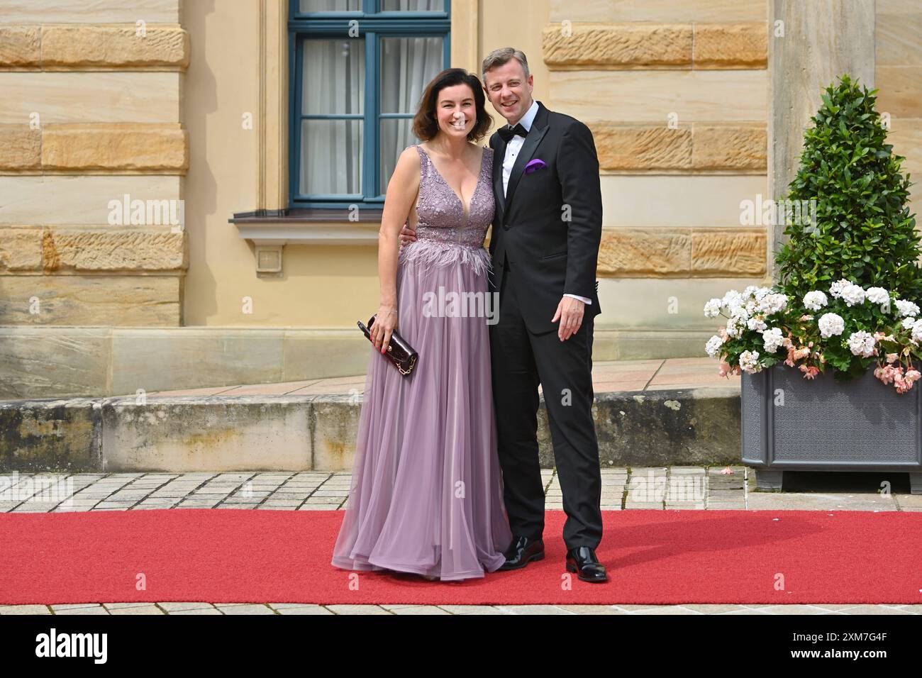 Dorothee Bär mit Ehemann Oliver Bär. Eroeffnung der Bayreuther Richard Wagner Festspiele 2024 Roter Teppich am 25.07.2024. Gruener Huegel, *** Dorothee Bär mit Ehemann Oliver Bär Eröffnung des Bayreuther Richard-Wagner-Festivals 2024 Roter Teppich am 25 07 2024 Grüner Huegel, Stockfoto