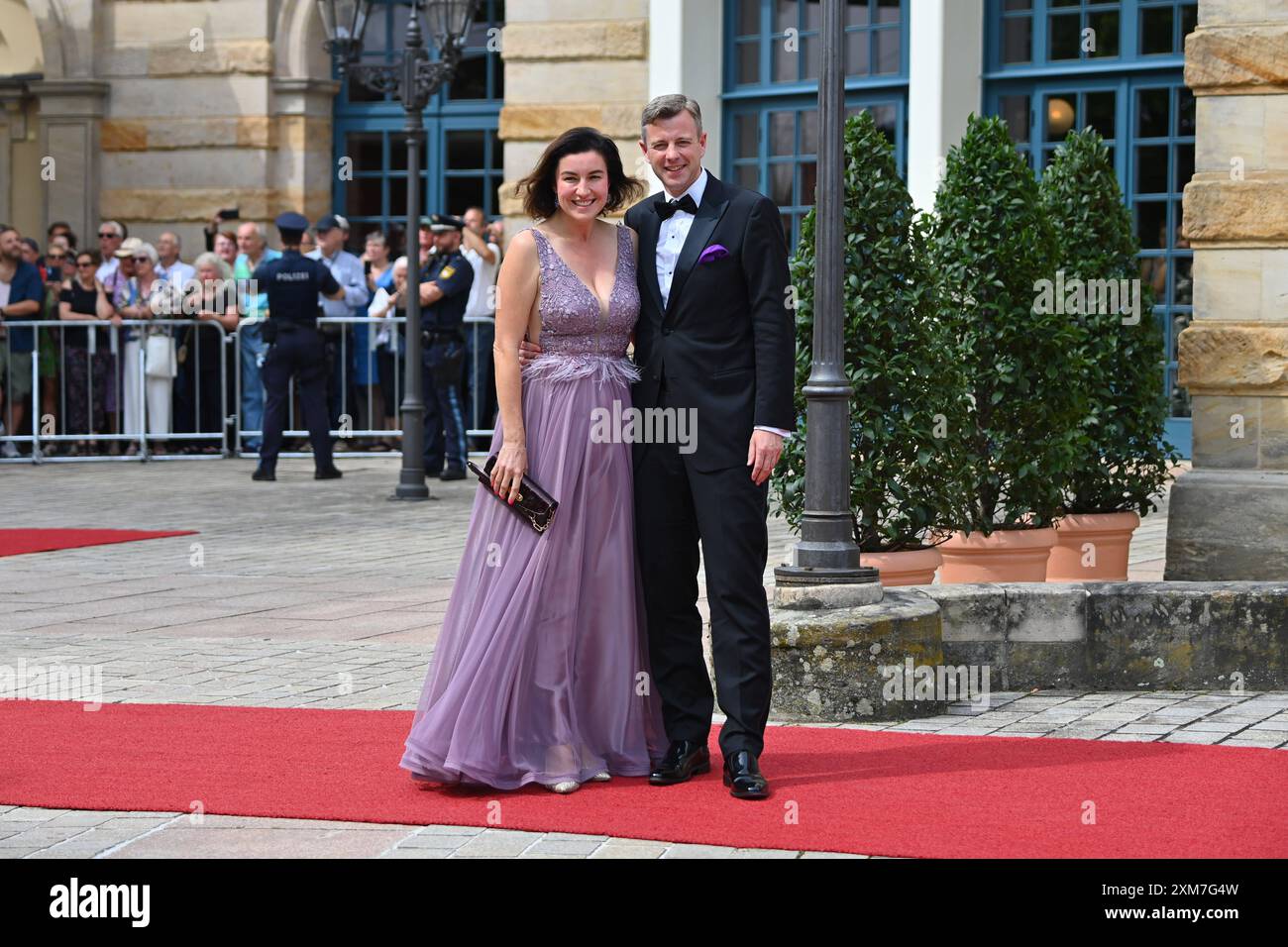Dorothee Bär mit Ehemann Oliver Bär. Eroeffnung der Bayreuther Richard Wagner Festspiele 2024 Roter Teppich am 25.07.2024. Gruener Huegel, *** Dorothee Bär mit Ehemann Oliver Bär Eröffnung des Bayreuther Richard-Wagner-Festivals 2024 Roter Teppich am 25 07 2024 Grüner Huegel, Stockfoto