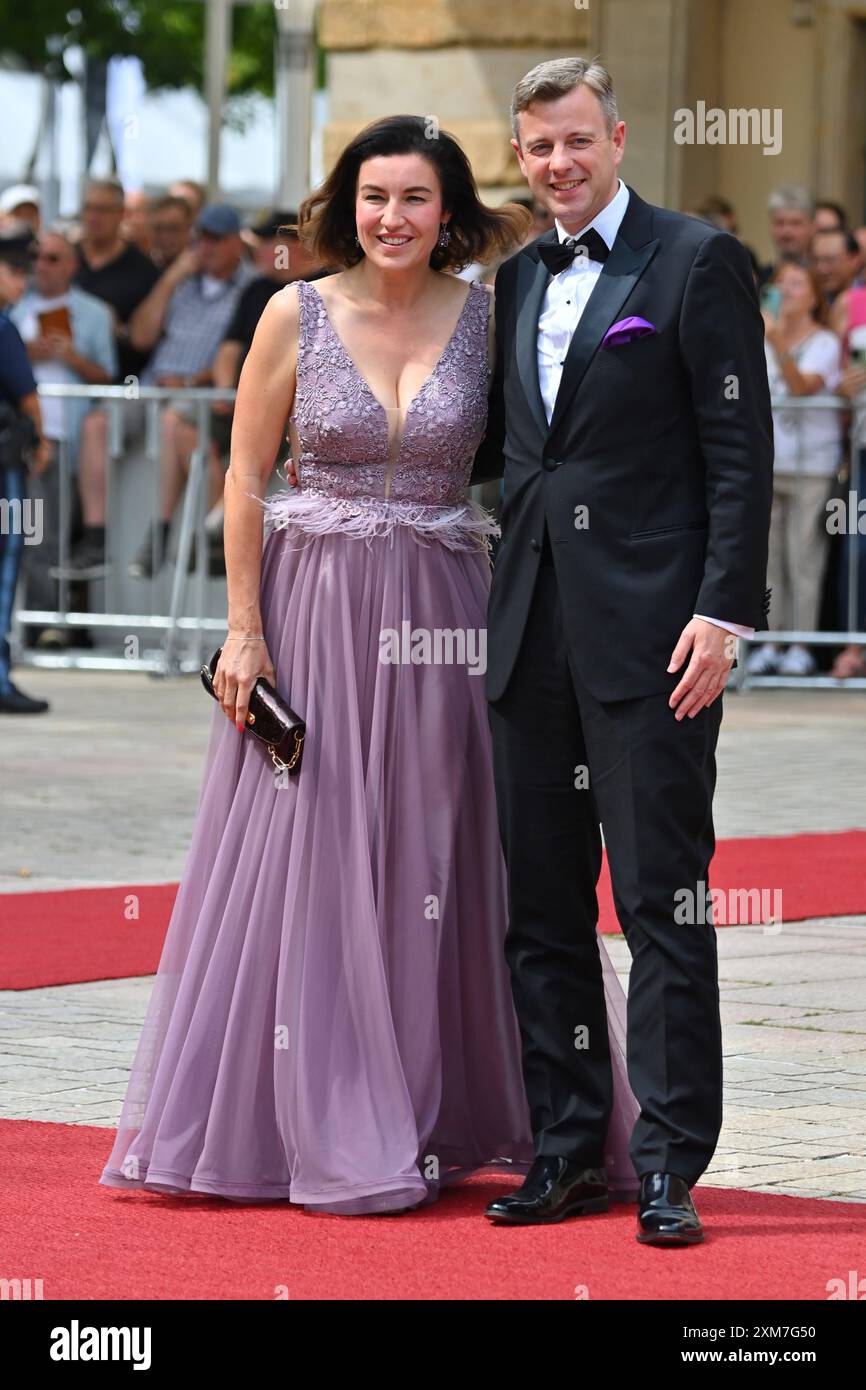 Dorothee Bär mit Ehemann Oliver Bär. Eroeffnung der Bayreuther Richard Wagner Festspiele 2024 Roter Teppich am 25.07.2024. Gruener Huegel, *** Dorothee Bär mit Ehemann Oliver Bär Eröffnung des Bayreuther Richard-Wagner-Festivals 2024 Roter Teppich am 25 07 2024 Grüner Huegel, Stockfoto