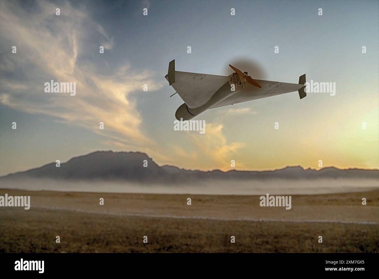 Eine militärische Kamikaze-Drohne fliegt über Berge in der Wüste vor dem Hintergrund von Himmel und Wolken, Krieg in Israel Stockfoto