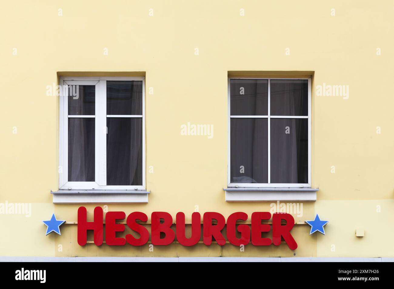 Hesburger Logo auf dem Gebäude. Hesburger ist eine Fast-Food-Kette mit Sitz in Turku, Finnland Stockfoto