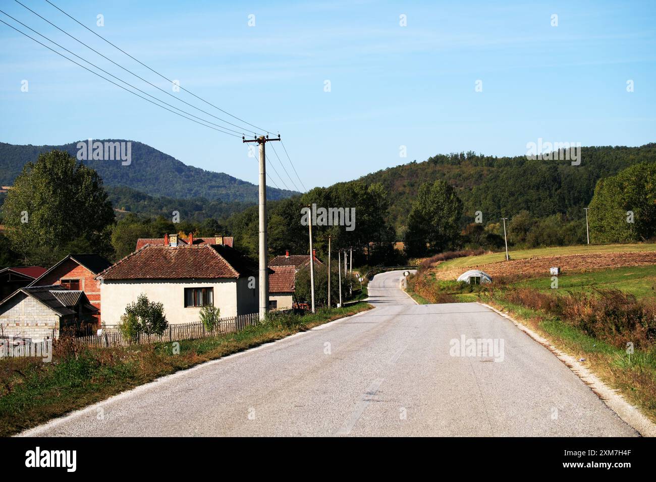 Straße durch ein ländliches Dorf in Sumadija, Zentralserbien Stockfoto