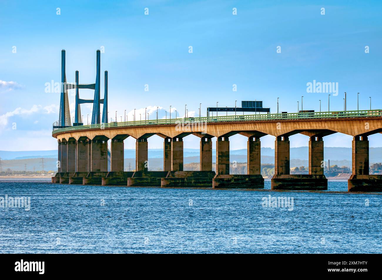 M4 Second Severn Crossing, heute Prince of Wales Bridge genannt, von Aust Side in England, UK.blau, Farbe, Farbe, blauer Himmel Stockfoto