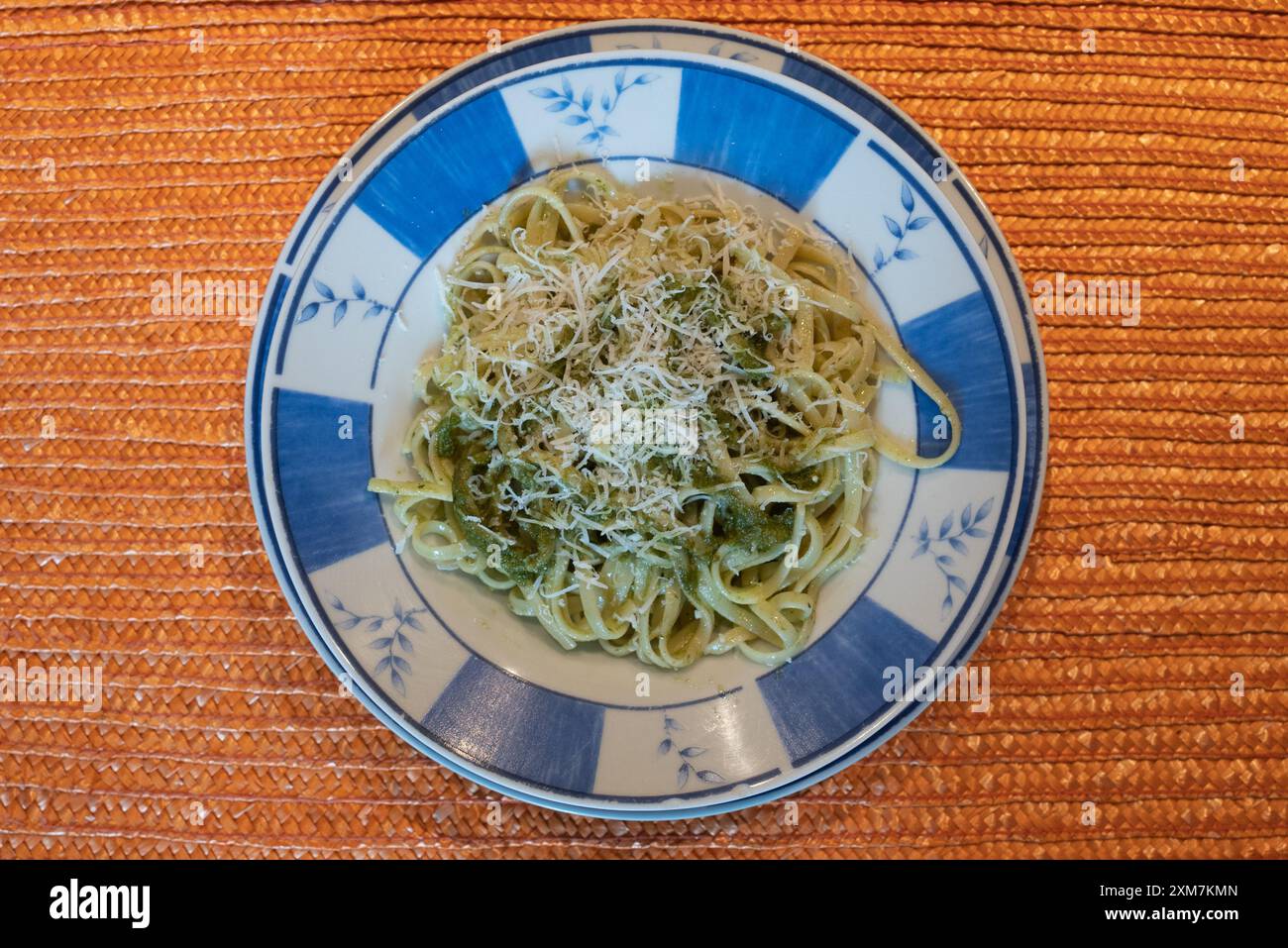 Typisch italienisches erstes Gänge-Menü: Nudeln mit Pesto-Sauce. Hergestellt aus frischen Basilikumblättern, geriebenem Parmesankäse und Pinienkernen, mit extra nativem Öl Stockfoto