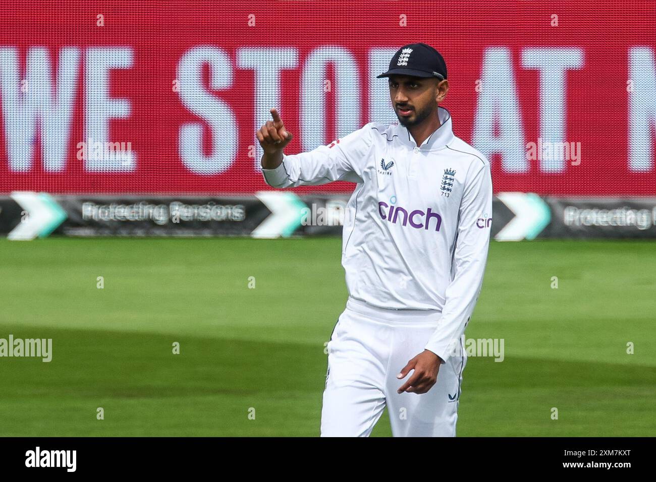 Birmingham, Großbritannien. Juli 2024. Shoaib Bashir von England während des Spiels der International Test Match Series zwischen England und West Indies am 26. Juli 2024 im Edgbaston Cricket Ground in Birmingham. Foto von Stuart Leggett. Nur redaktionelle Verwendung, Lizenz für kommerzielle Nutzung erforderlich. Keine Verwendung bei Wetten, Spielen oder Publikationen eines einzelnen Clubs/einer Liga/eines Spielers. Quelle: UK Sports Pics Ltd/Alamy Live News Stockfoto