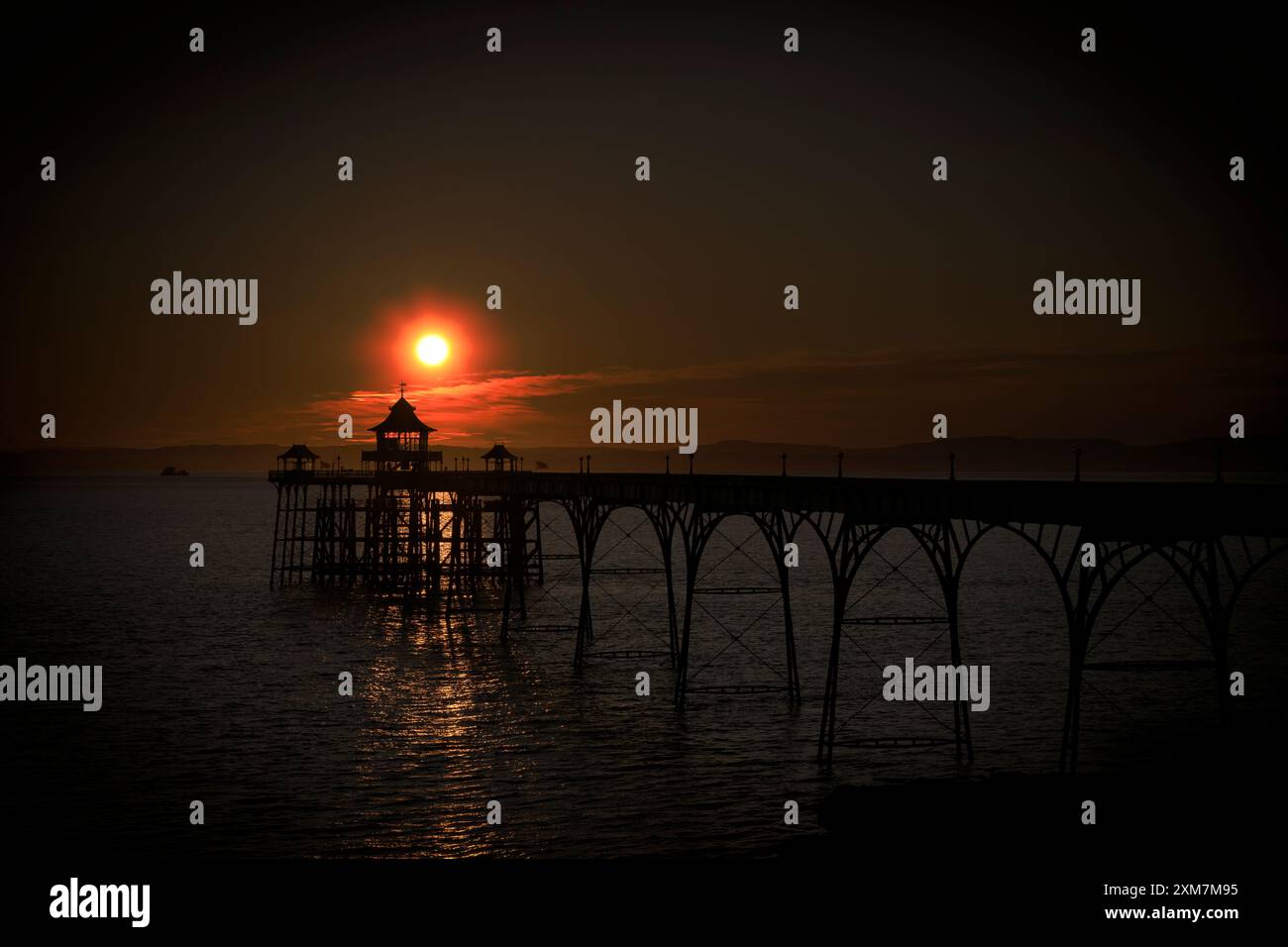 Clevedon Pier mit untergehender Sonne in der Abenddämmerung Stockfoto