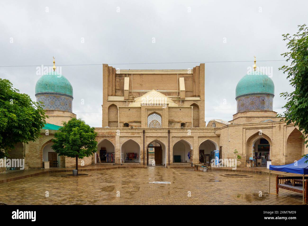 Historische Madrasa von Barak-Khan mit türkisfarbenen Kuppeln und Innenhof an einem regnerischen Tag in Taschkent, Usbekistan Stockfoto