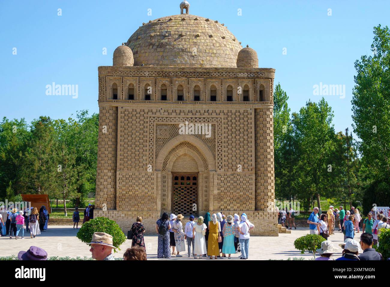 Touristen besuchen das historische Samaniden Mausoleum, ein gut erhaltenes Beispiel der frühislamischen Architektur in Buchara, Usbekistan Stockfoto