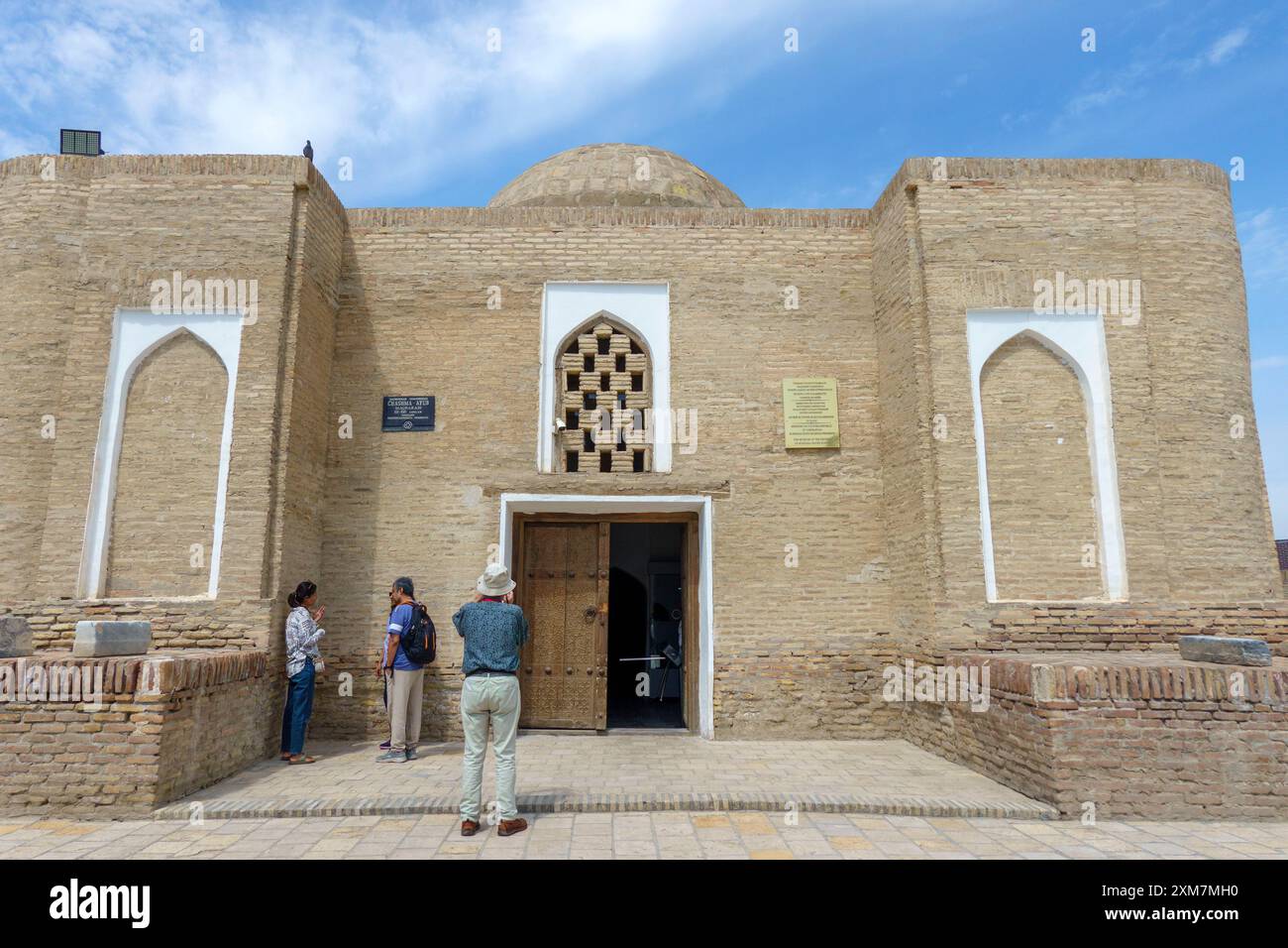 Touristen besuchen das historische Chashmai Ayub Mausoleum in Buchara, Usbekistan Stockfoto