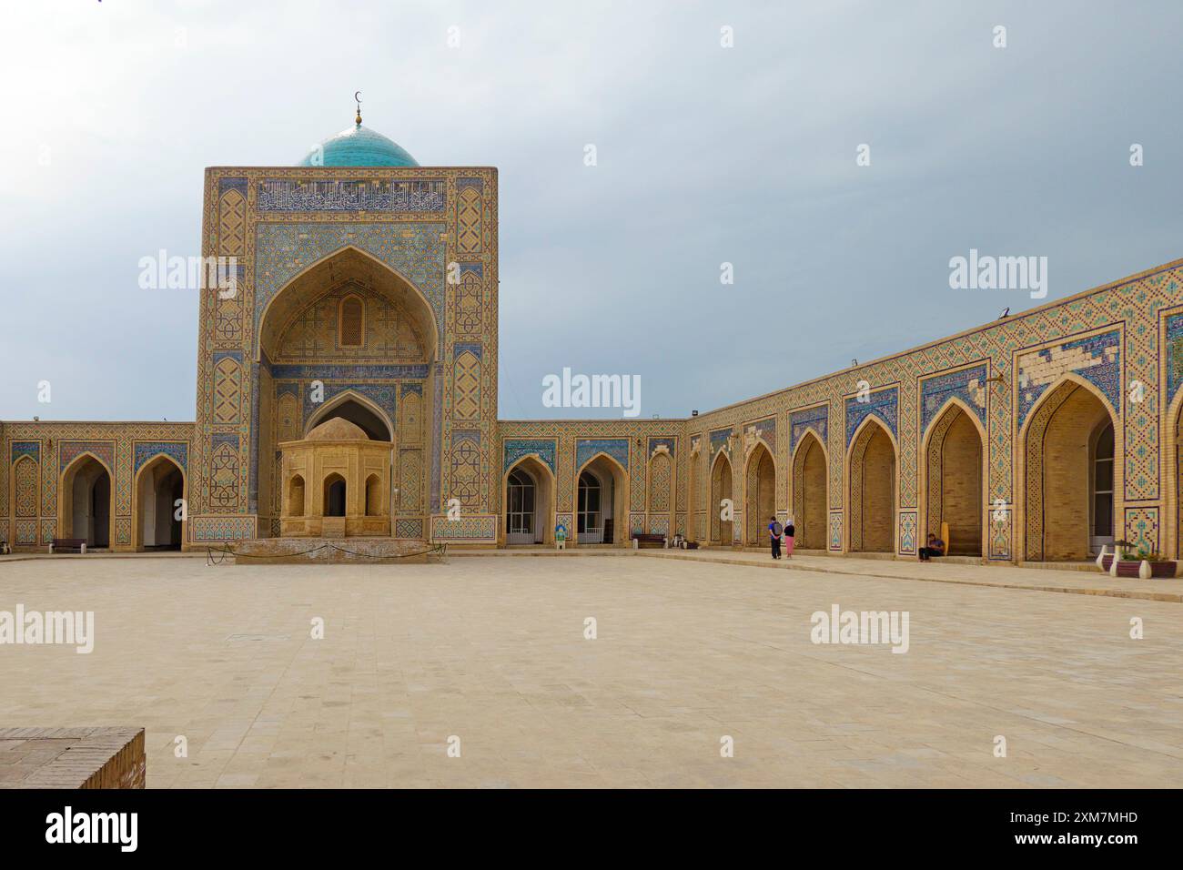 Innenhof der historischen Kalyan Moschee in Buchara Usbekistan mit islamischer Architektur mit komplizierten Fliesen und blauen Kuppeln Stockfoto