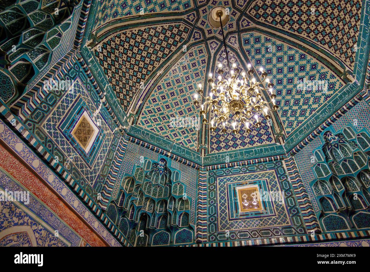 Aufwendig dekorierte islamische Architektur im Schah-i-Zinda Mausoleum Komplex in Samarkand, Usbekistan Stockfoto