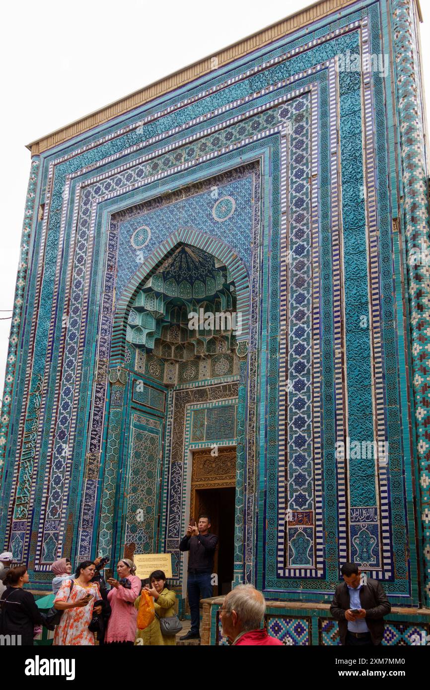 Touristen treffen sich am Eingang des Mausoleums mit bunten Mosaikfliesen in Samarkand, Usbekistan Stockfoto