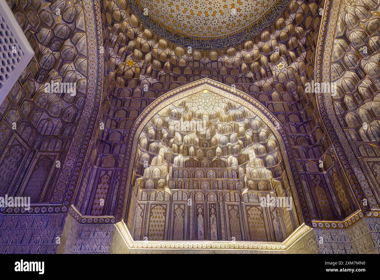 Aufwändig gestaltete Innendecke mit Muqarnas und verzierten Fliesen im Tuman Oko Mausoleum in Samarkand, Usbekistan Stockfoto