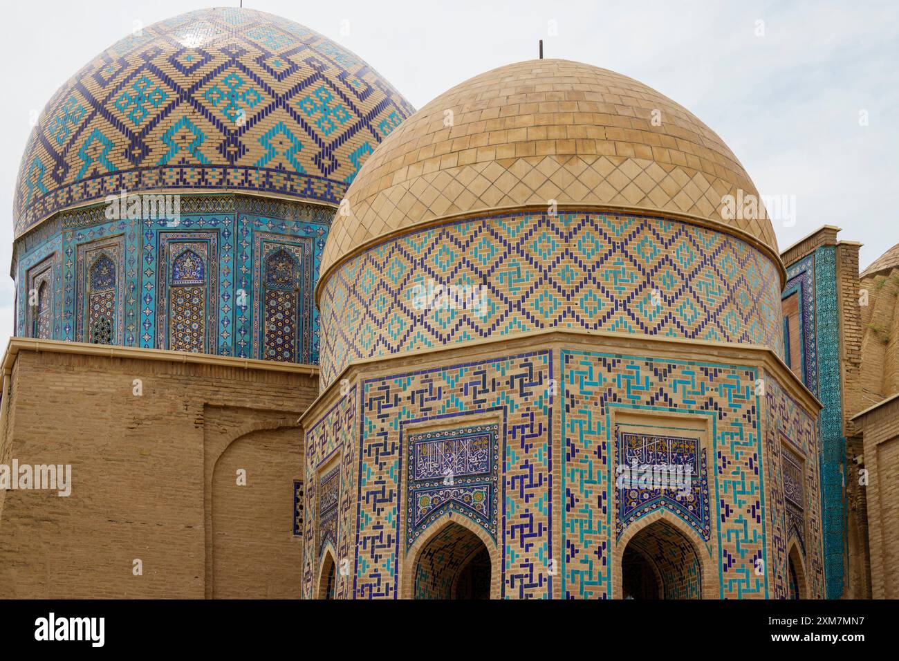Historische islamische Mausoleen mit komplizierten Mosaikkuppeln und bogenförmigen Eingängen in Samarkand, Usbekistan Stockfoto