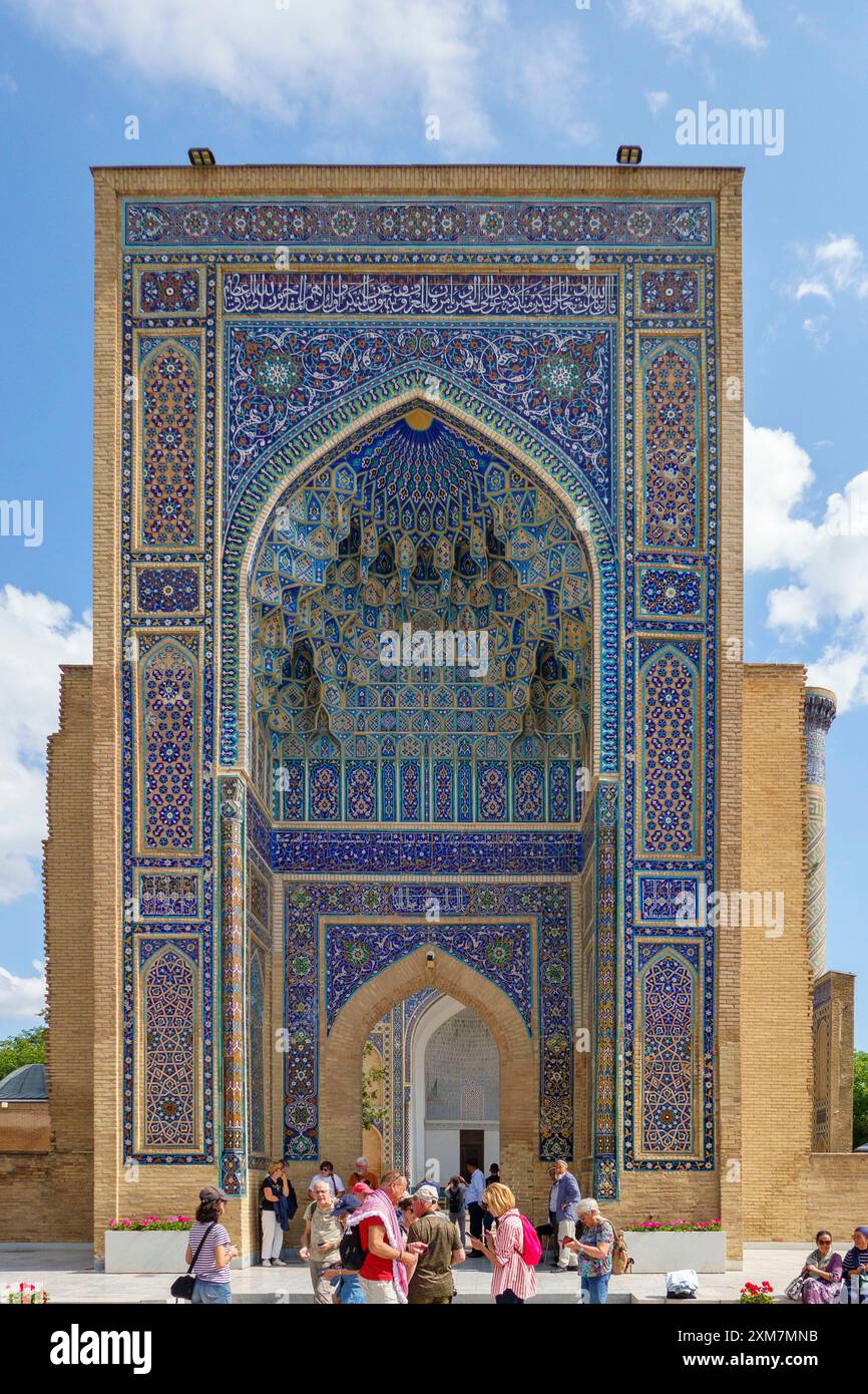Touristen treffen sich am Eingang des Mausoleums Gur-i Amir mit bunten Mosaikfliesen in Samarkand, Usbekistan Stockfoto