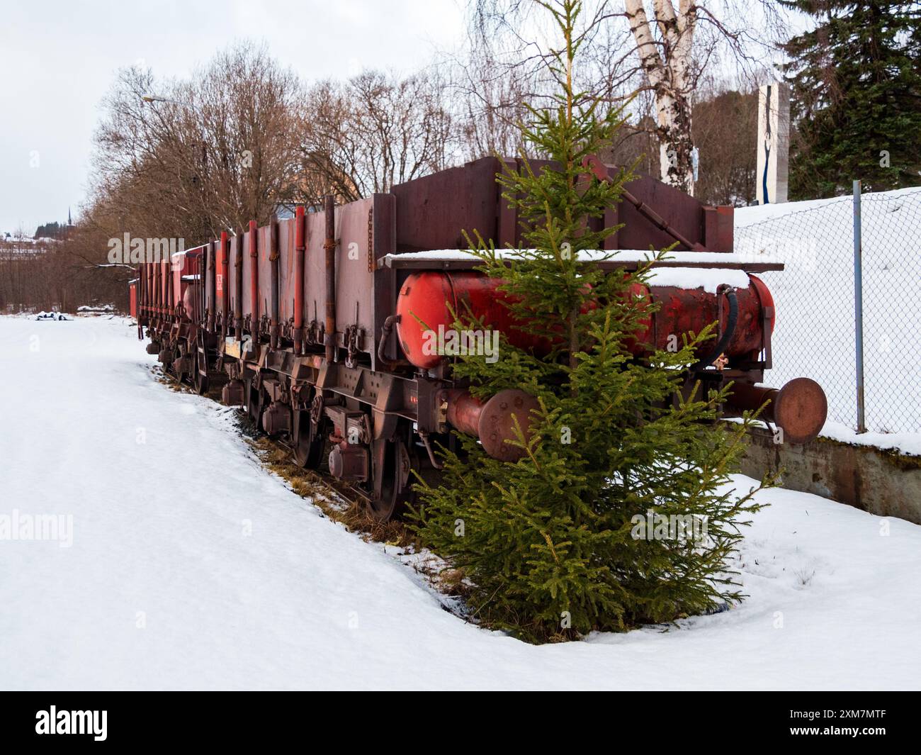 Narvik, Norwegen - Februar 2023: Historische Eisenerzwaggons parken in der Nähe des Hafens. Havneparken. Narvik im Winter, Norwegen, Nordeuropa Stockfoto