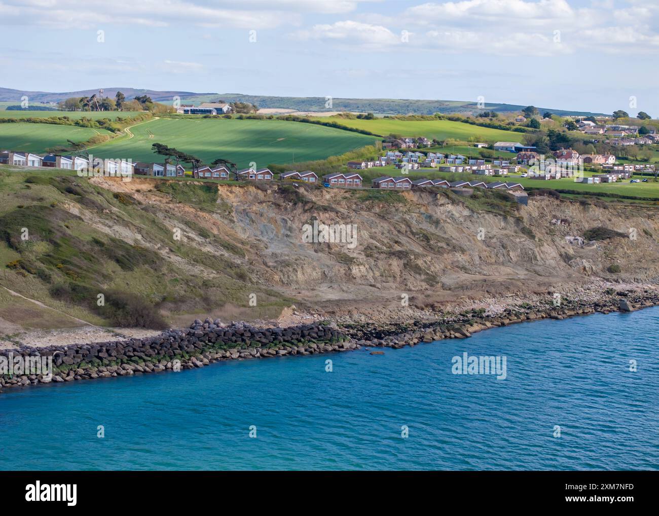 Brambles Chine Isle of Wight mit Colwell Bay, die die Erosion und den natürlichen Fall der Klippen mit Ferienhäusern auf den Klippen zeigt Stockfoto